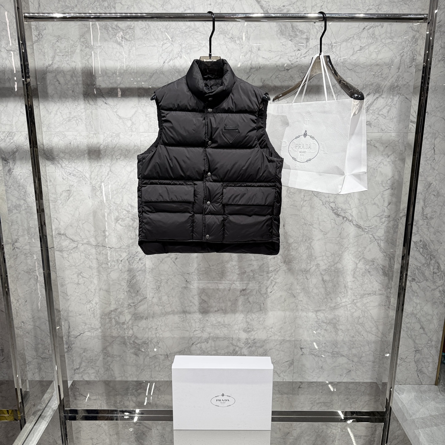 款号690825秋冬新品发布，啪嗒最新工装羽绒马甲出货，原版购入，无论面料及辅料，全部做到了1:1完美复