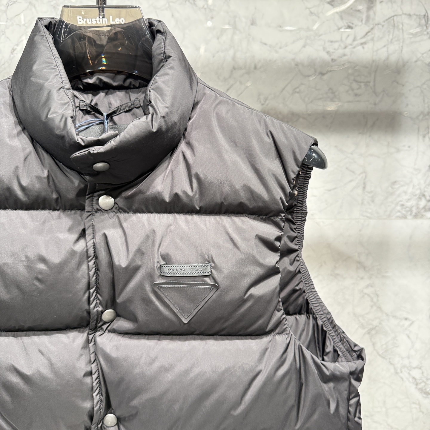 款号690825秋冬新品发布，啪嗒最新工装羽绒马甲出货，原版购入，无论面料及辅料，全部做到了1:1完美复