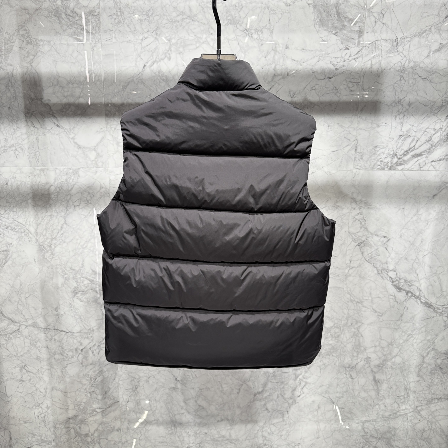 款号690825秋冬新品发布，啪嗒最新工装羽绒马甲出货，原版购入，无论面料及辅料，全部做到了1:1完美复