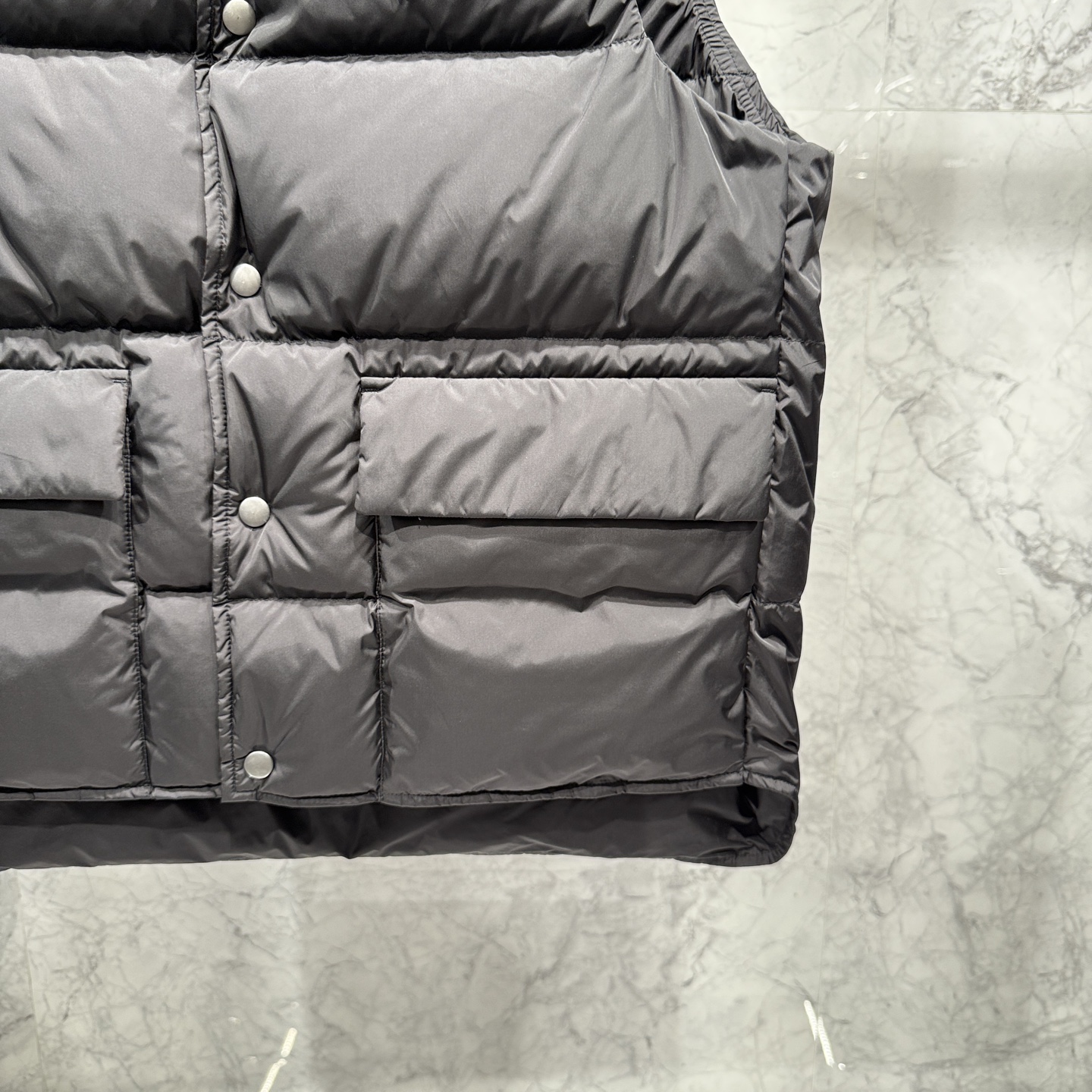 款号690825秋冬新品发布，啪嗒最新工装羽绒马甲出货，原版购入，无论面料及辅料，全部做到了1:1完美复