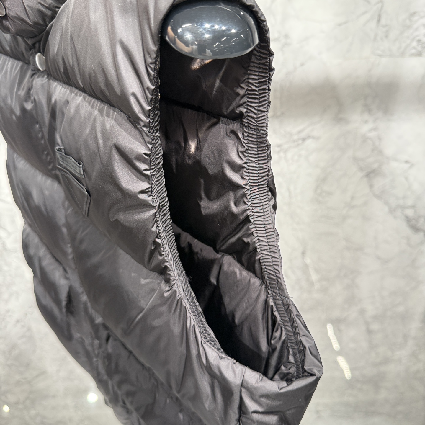 款号690825秋冬新品发布，啪嗒最新工装羽绒马甲出货，原版购入，无论面料及辅料，全部做到了1:1完美复