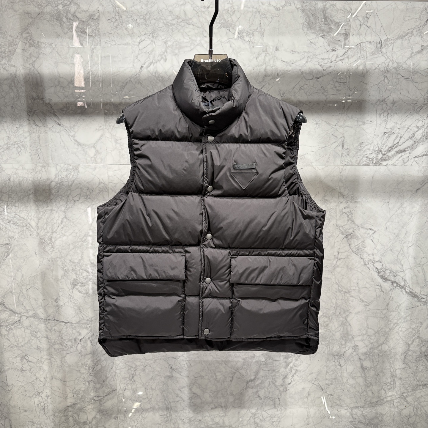 款号690825秋冬新品发布，啪嗒最新工装羽绒马甲出货，原版购入，无论面料及辅料，全部做到了1:1完美复