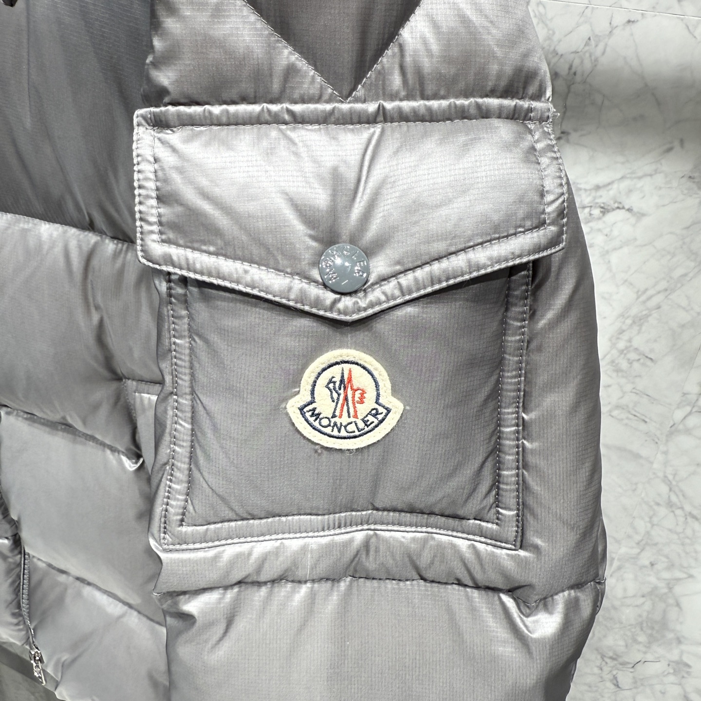 亮光 高版本 Moncler蒙口 25秋冬新品发布，蒙口最新款亮光羽绒出货，柜上同步，面料及辅料全部订制