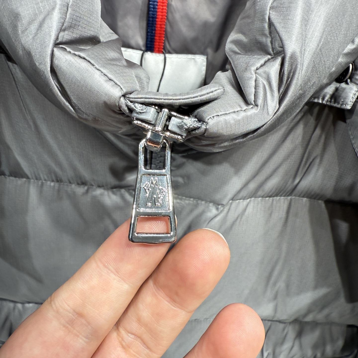 亮光 高版本 Moncler蒙口 25秋冬新品发布，蒙口最新款亮光羽绒出货，柜上同步，面料及辅料全部订制