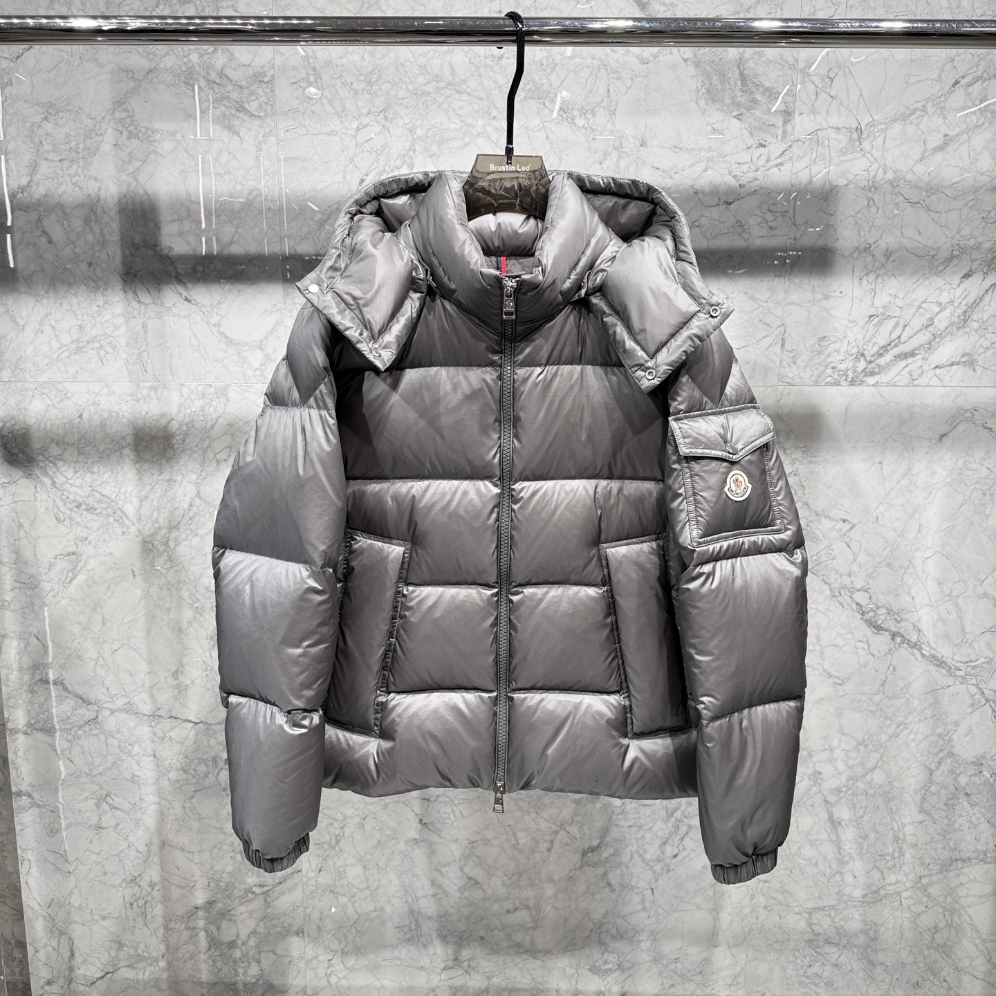 亮光 高版本 Moncler蒙口 25秋冬新品发布，蒙口最新款亮光羽绒出货，柜上同步，面料及辅料全部订制