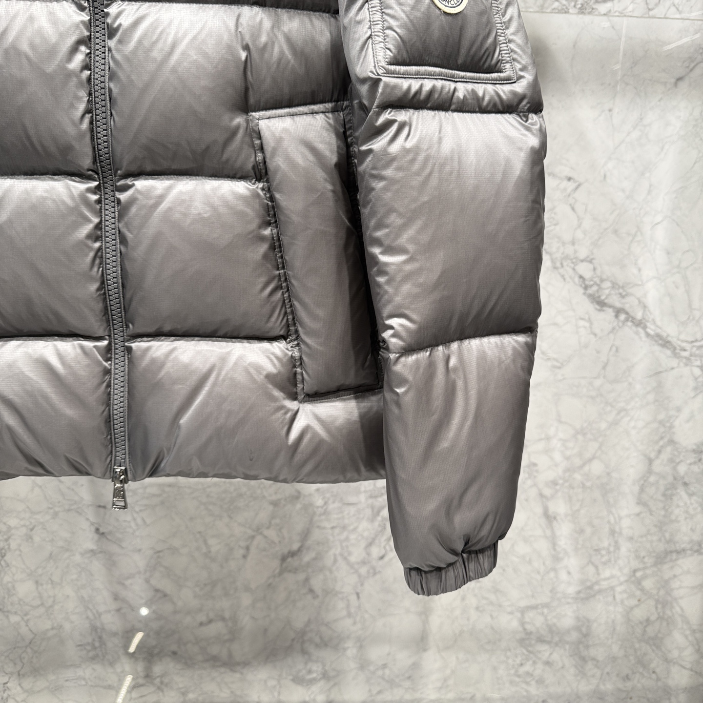 亮光 高版本 Moncler蒙口 25秋冬新品发布，蒙口最新款亮光羽绒出货，柜上同步，面料及辅料全部订制