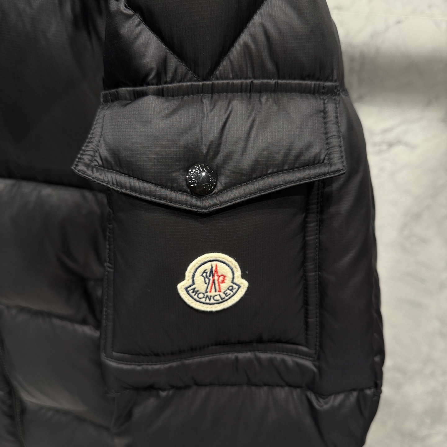 亮光 高版本 Moncler蒙口 25秋冬新品发布，蒙口最新款亮光羽绒出货，柜上同步，面料及辅料全部订制