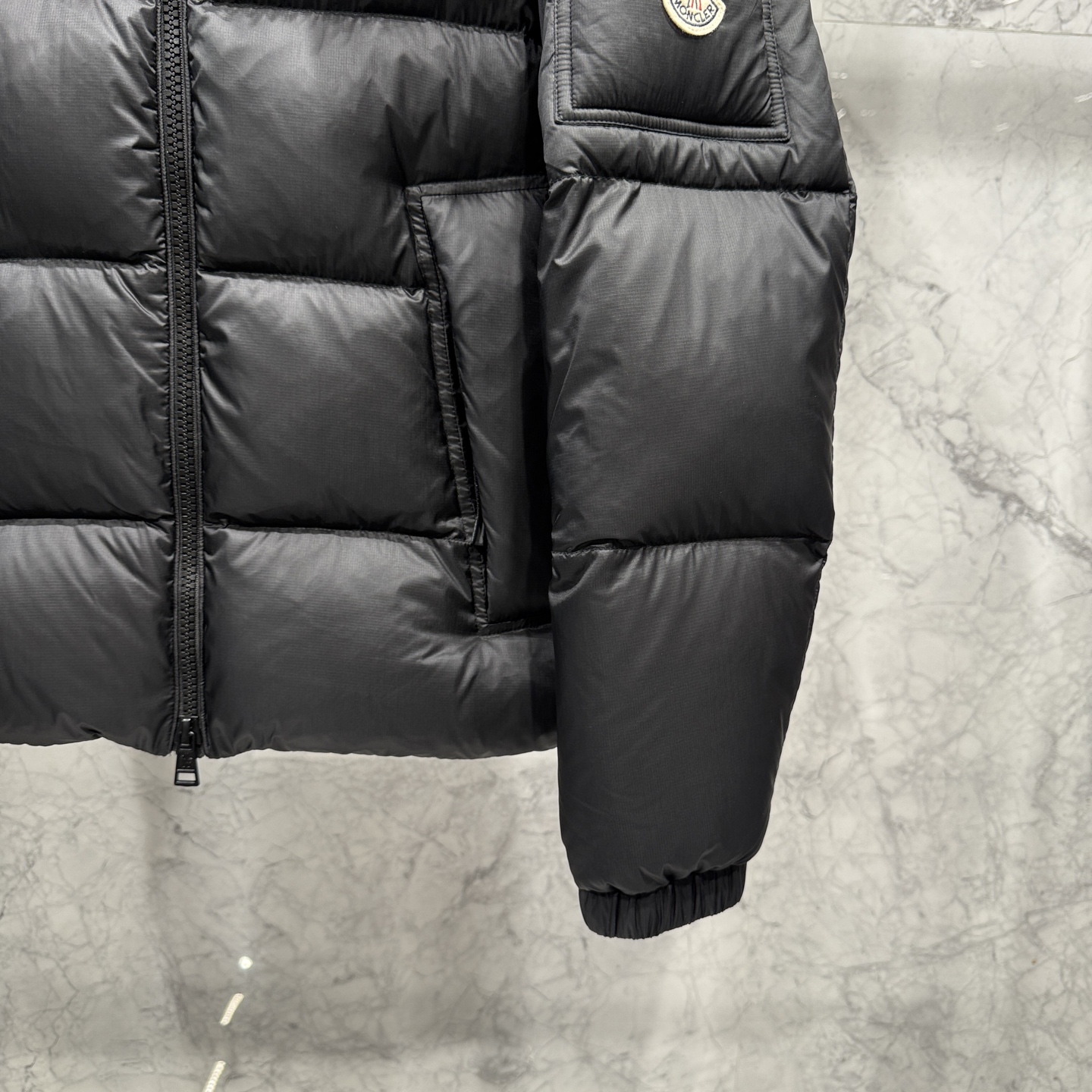 亮光 高版本 Moncler蒙口 25秋冬新品发布，蒙口最新款亮光羽绒出货，柜上同步，面料及辅料全部订制