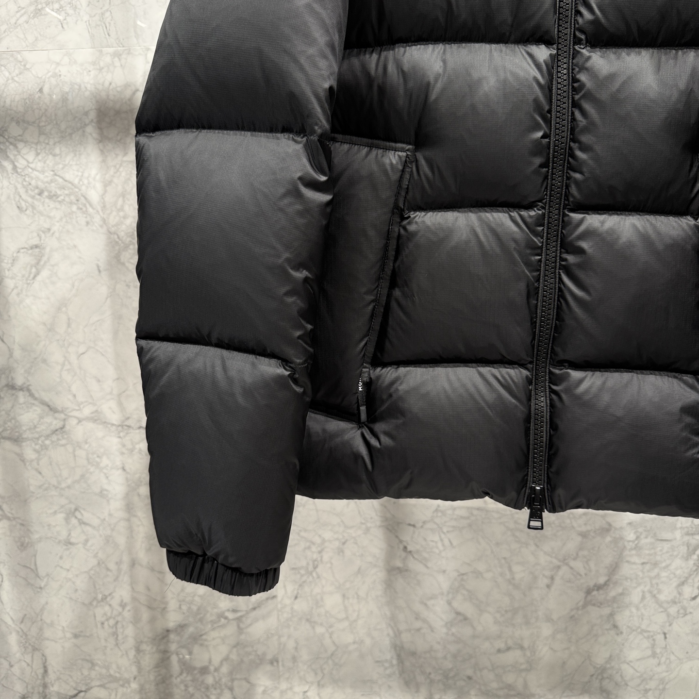 亮光 高版本 Moncler蒙口 25秋冬新品发布，蒙口最新款亮光羽绒出货，柜上同步，面料及辅料全部订制