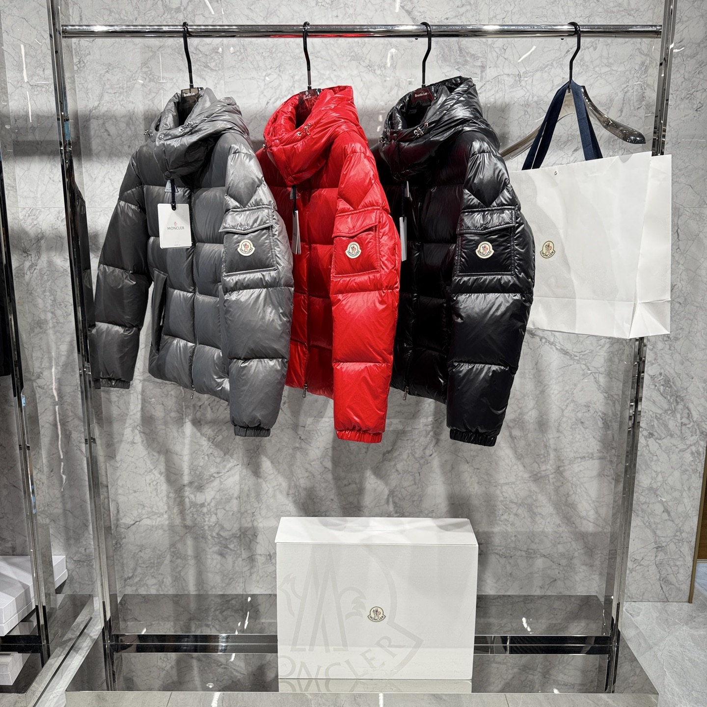 款号691925秋冬新品发布，蒙口最新款亮光羽绒出货，柜上同步，面料及辅料全部订制，帽子可脱卸，面料涂层