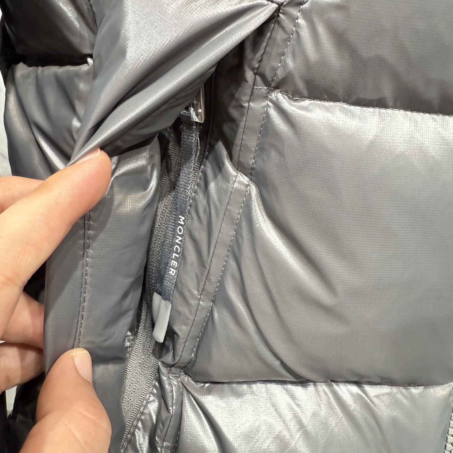 款号691925秋冬新品发布，蒙口最新款亮光羽绒出货，柜上同步，面料及辅料全部订制，帽子可脱卸，面料涂层