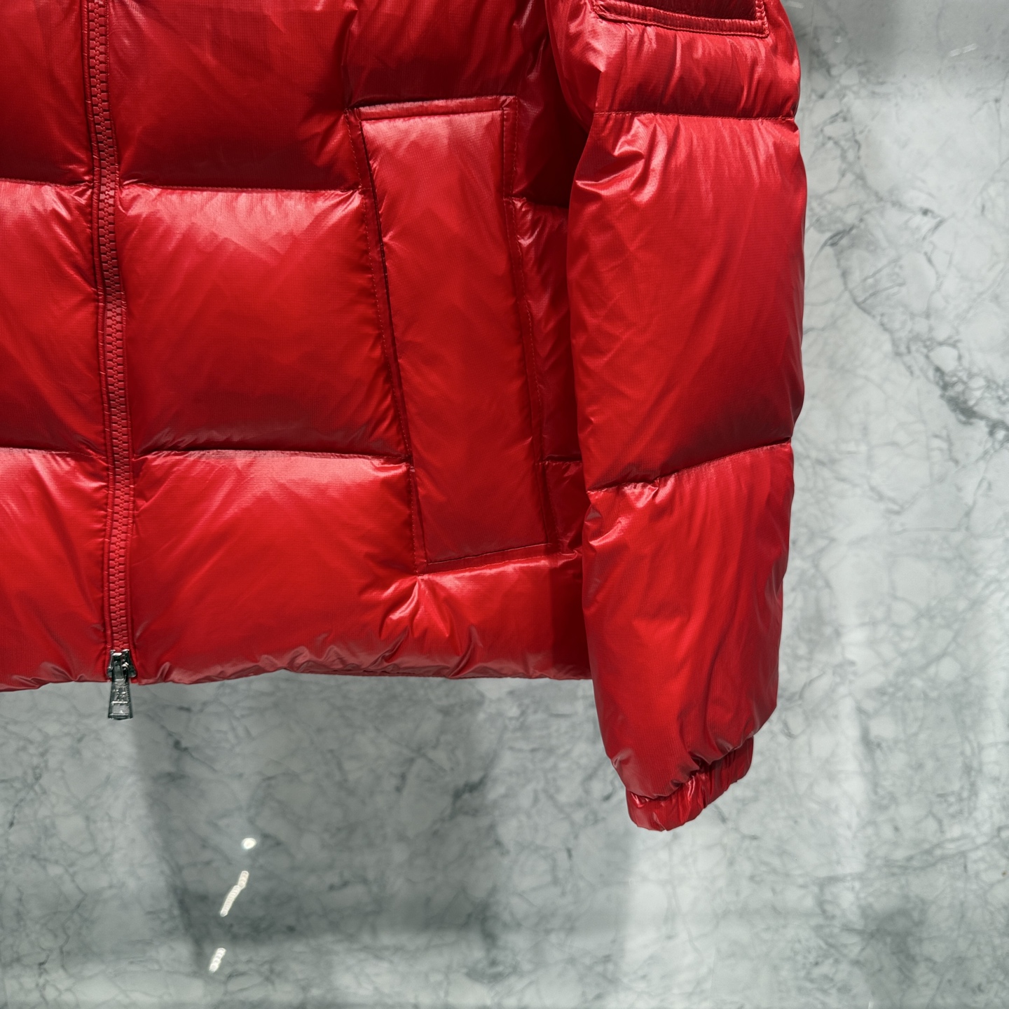 款号691925秋冬新品发布，蒙口最新款亮光羽绒出货，柜上同步，面料及辅料全部订制，帽子可脱卸，面料涂层