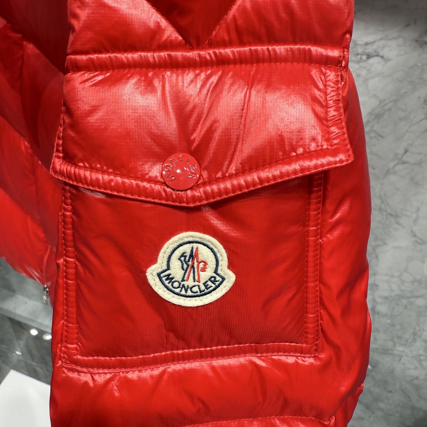 款号691925秋冬新品发布，蒙口最新款亮光羽绒出货，柜上同步，面料及辅料全部订制，帽子可脱卸，面料涂层