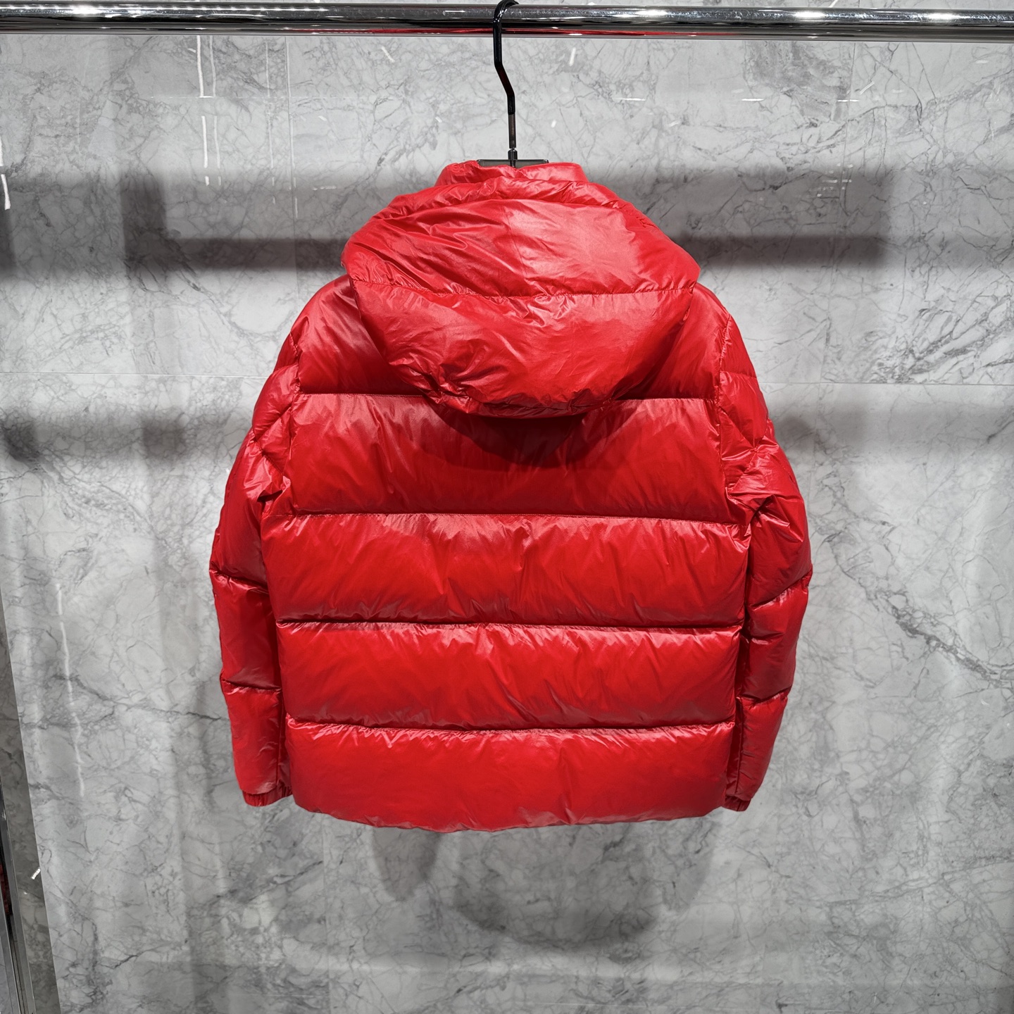 款号691925秋冬新品发布，蒙口最新款亮光羽绒出货，柜上同步，面料及辅料全部订制，帽子可脱卸，面料涂层