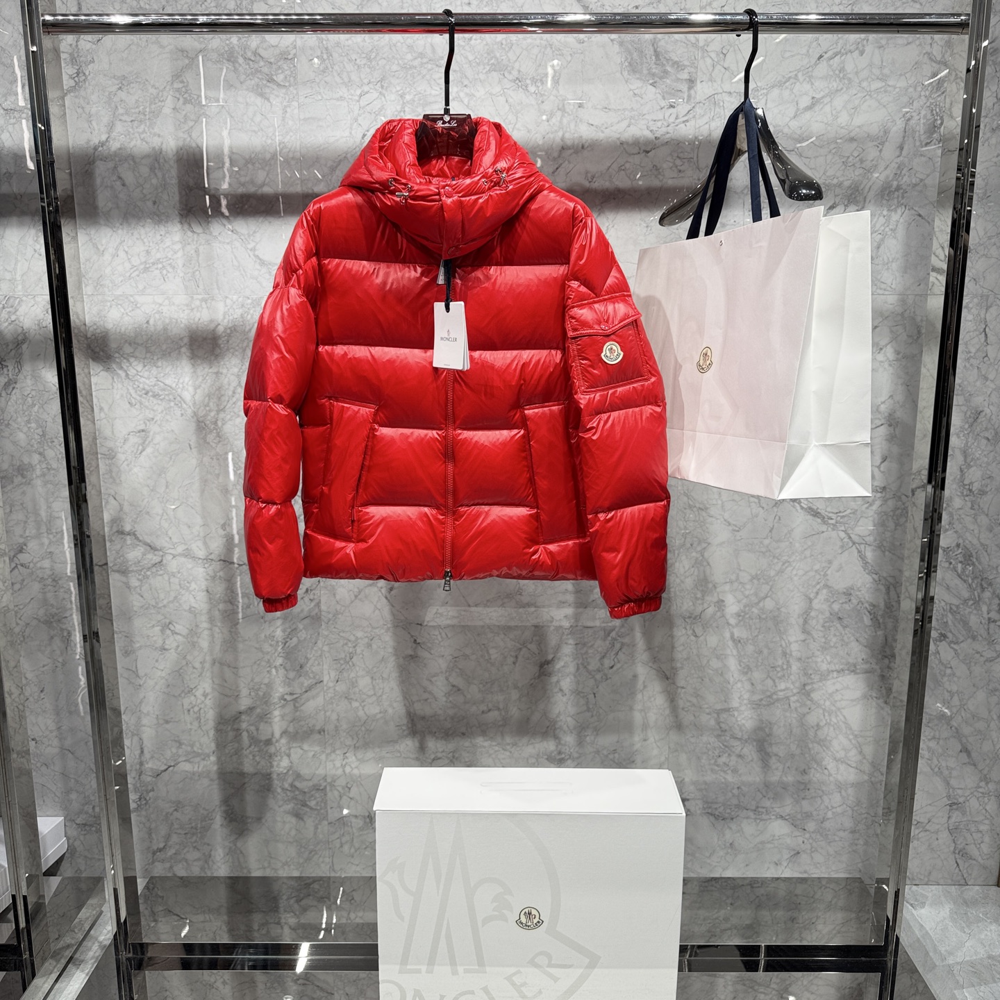 款号691925秋冬新品发布，蒙口最新款亮光羽绒出货，柜上同步，面料及辅料全部订制，帽子可脱卸，面料涂层