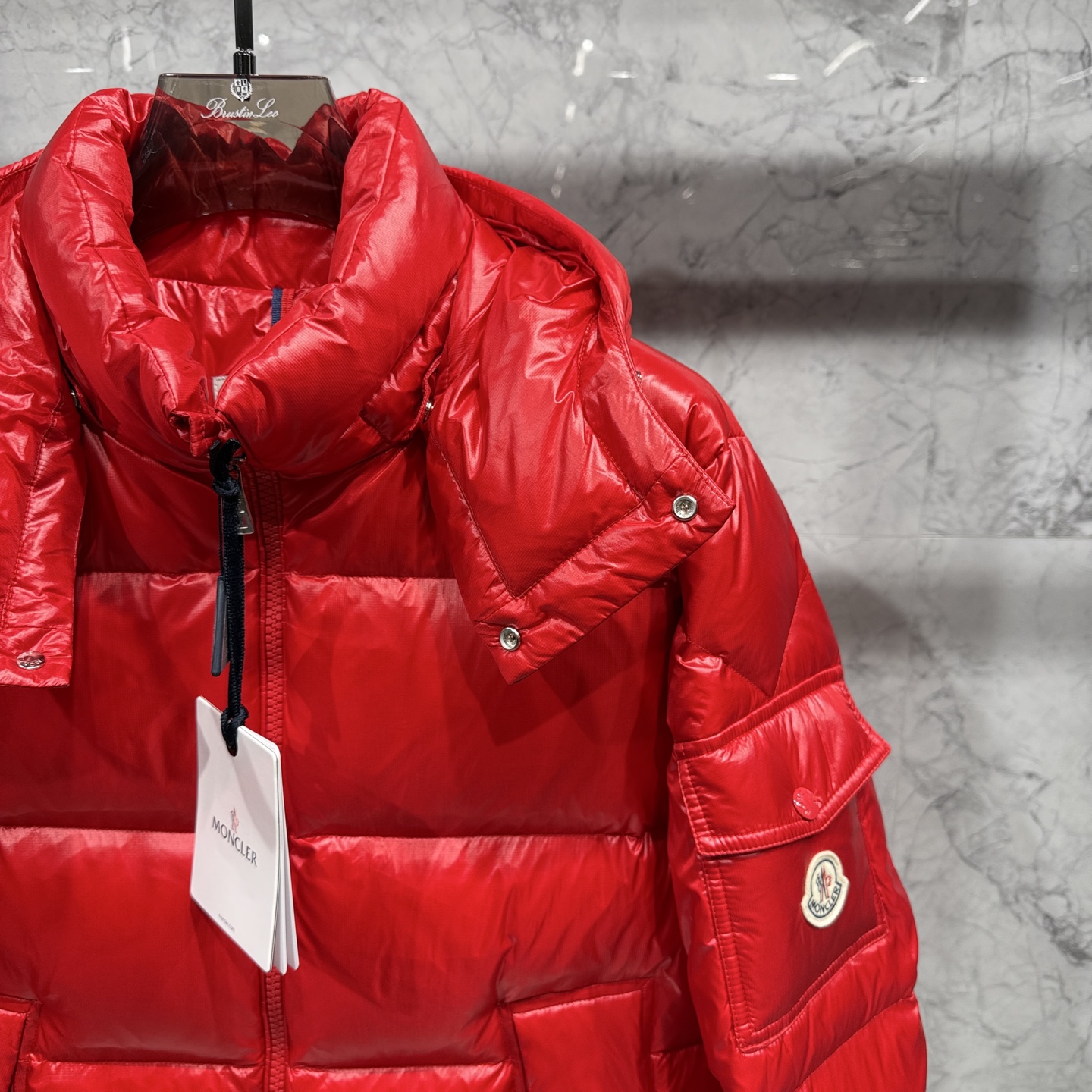 款号691925秋冬新品发布，蒙口最新款亮光羽绒出货，柜上同步，面料及辅料全部订制，帽子可脱卸，面料涂层