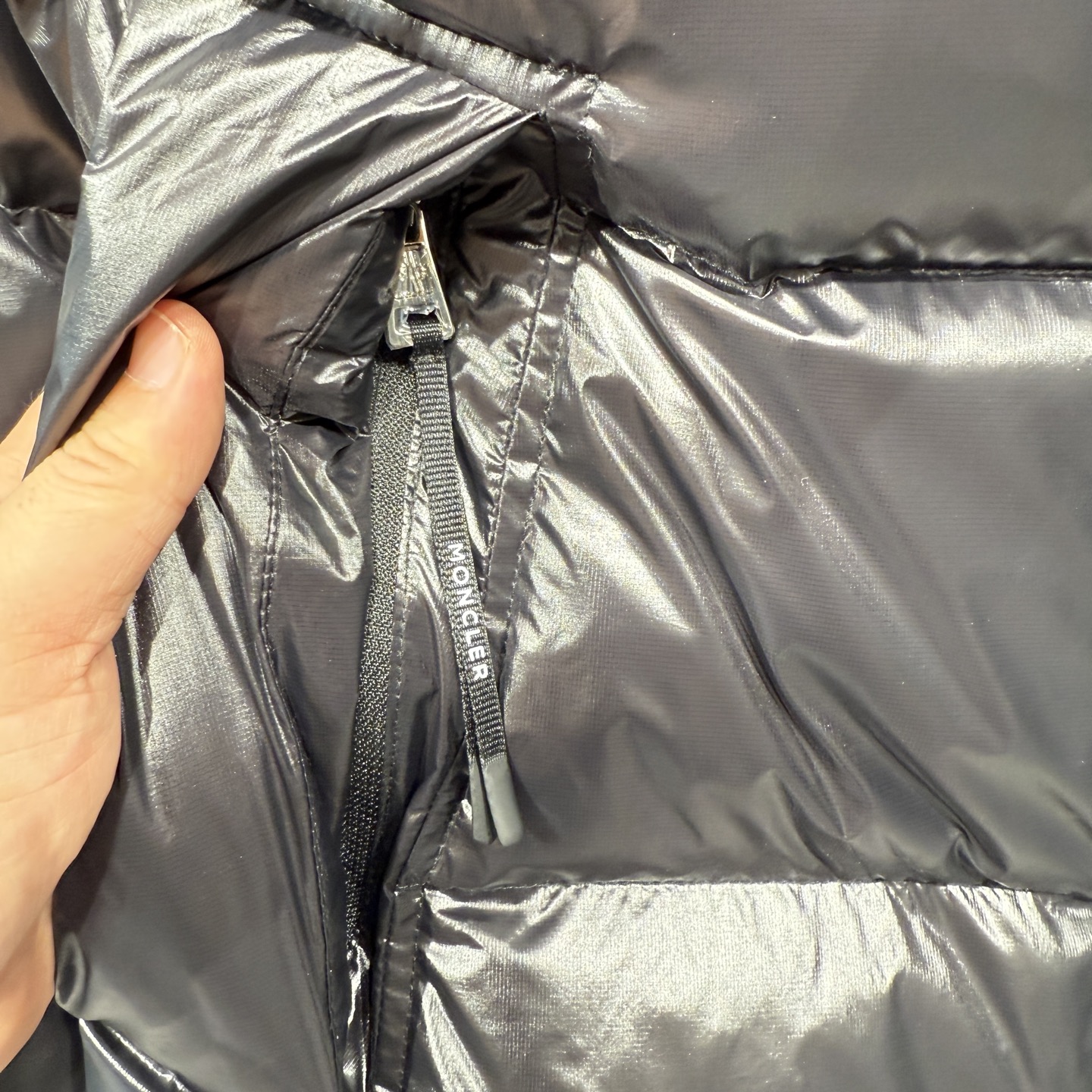 款号691925秋冬新品发布，蒙口最新款亮光羽绒出货，柜上同步，面料及辅料全部订制，帽子可脱卸，面料涂层