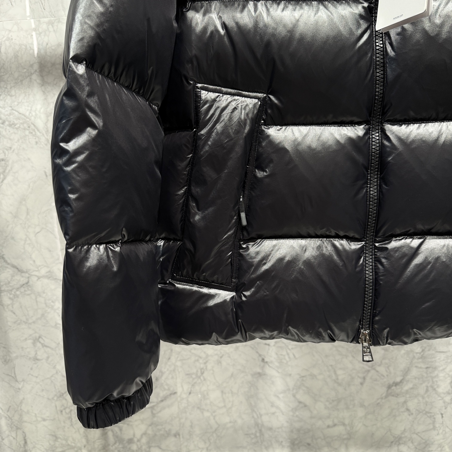 款号691925秋冬新品发布，蒙口最新款亮光羽绒出货，柜上同步，面料及辅料全部订制，帽子可脱卸，面料涂层