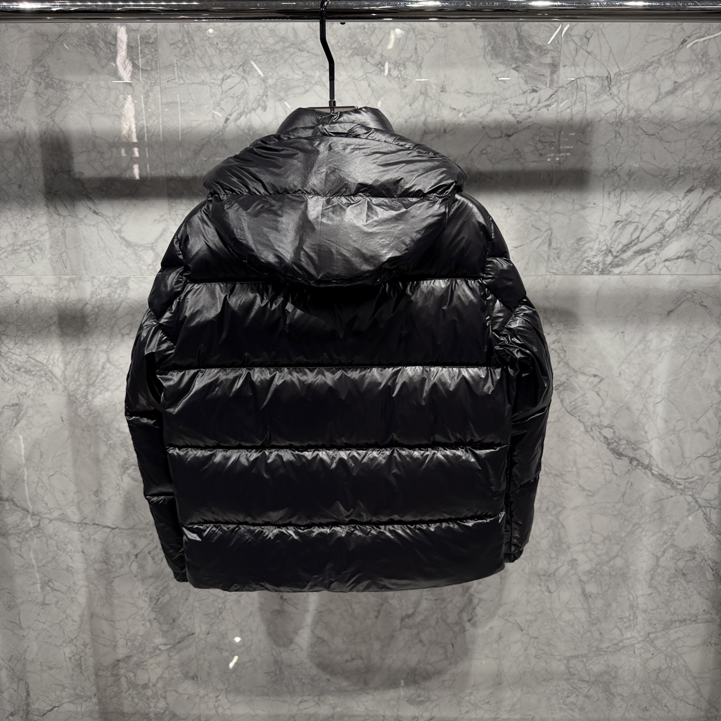 款号691925秋冬新品发布，蒙口最新款亮光羽绒出货，柜上同步，面料及辅料全部订制，帽子可脱卸，面料涂层