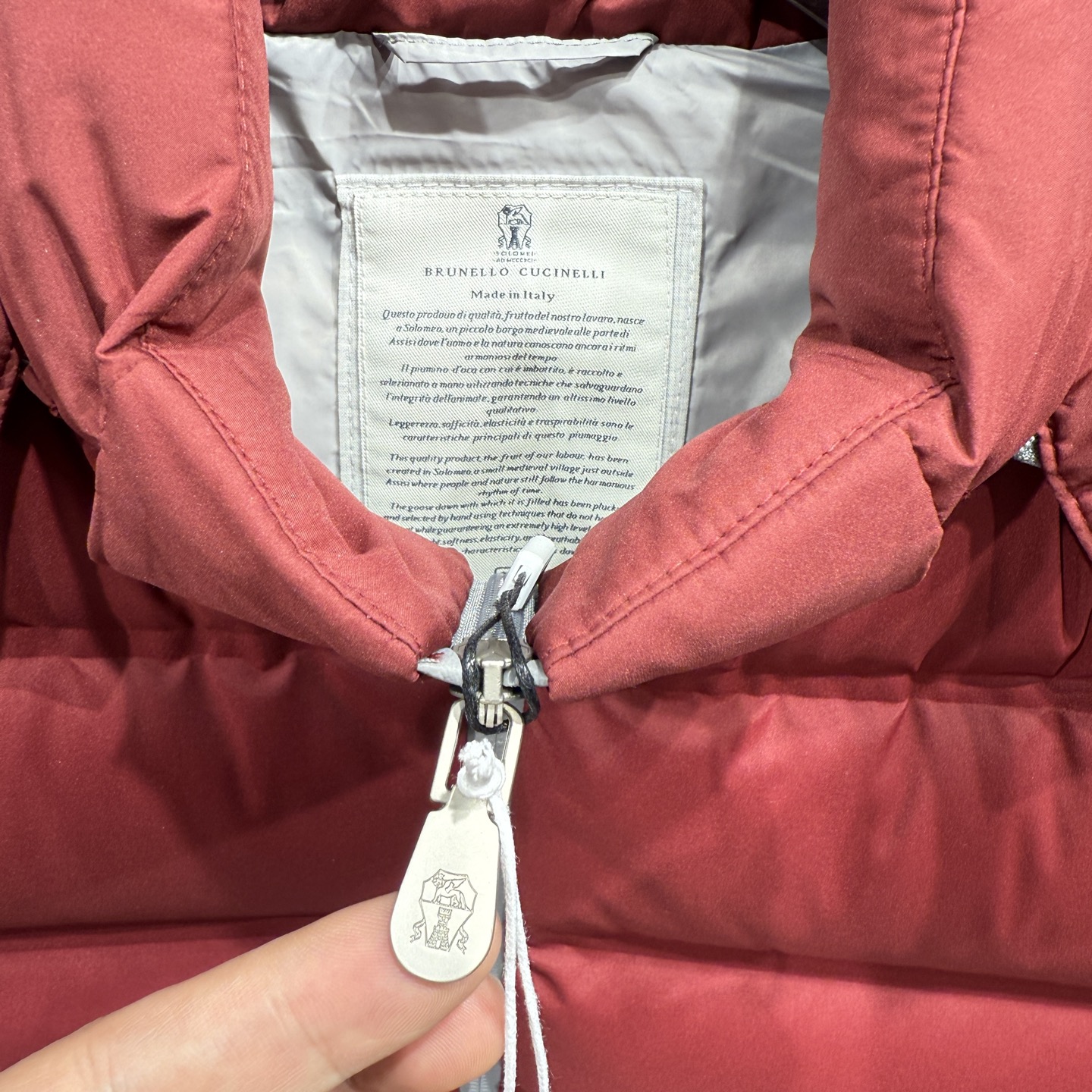 25秋冬新品发布，BC新款羽绒马甲出货，帽子可完全拆卸成立领，所有面料及辅料原版开模订制，质感超强，码数