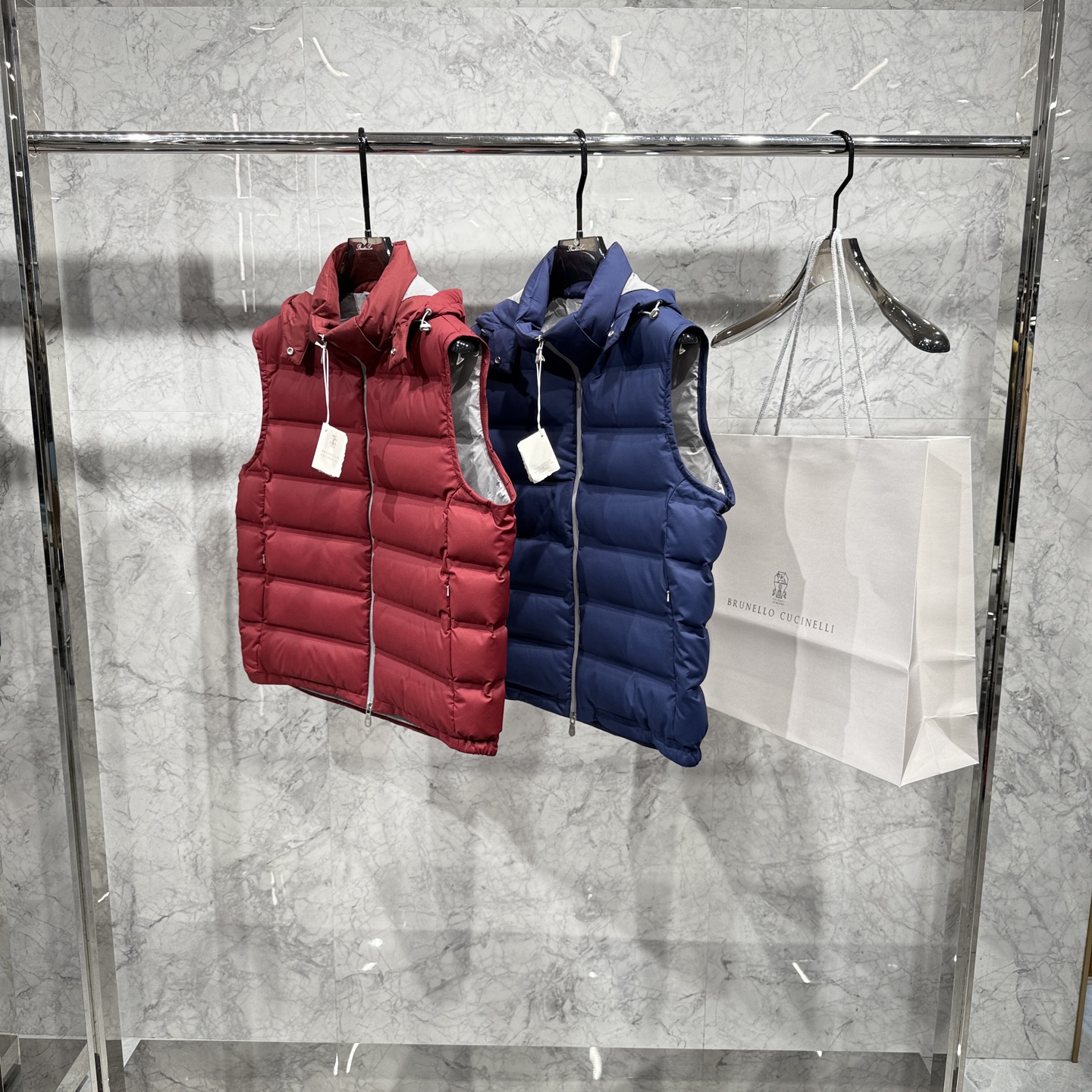 25秋冬新品发布，BC新款羽绒马甲出货，帽子可完全拆卸成立领，所有面料及辅料原版开模订制，质感超强，码数