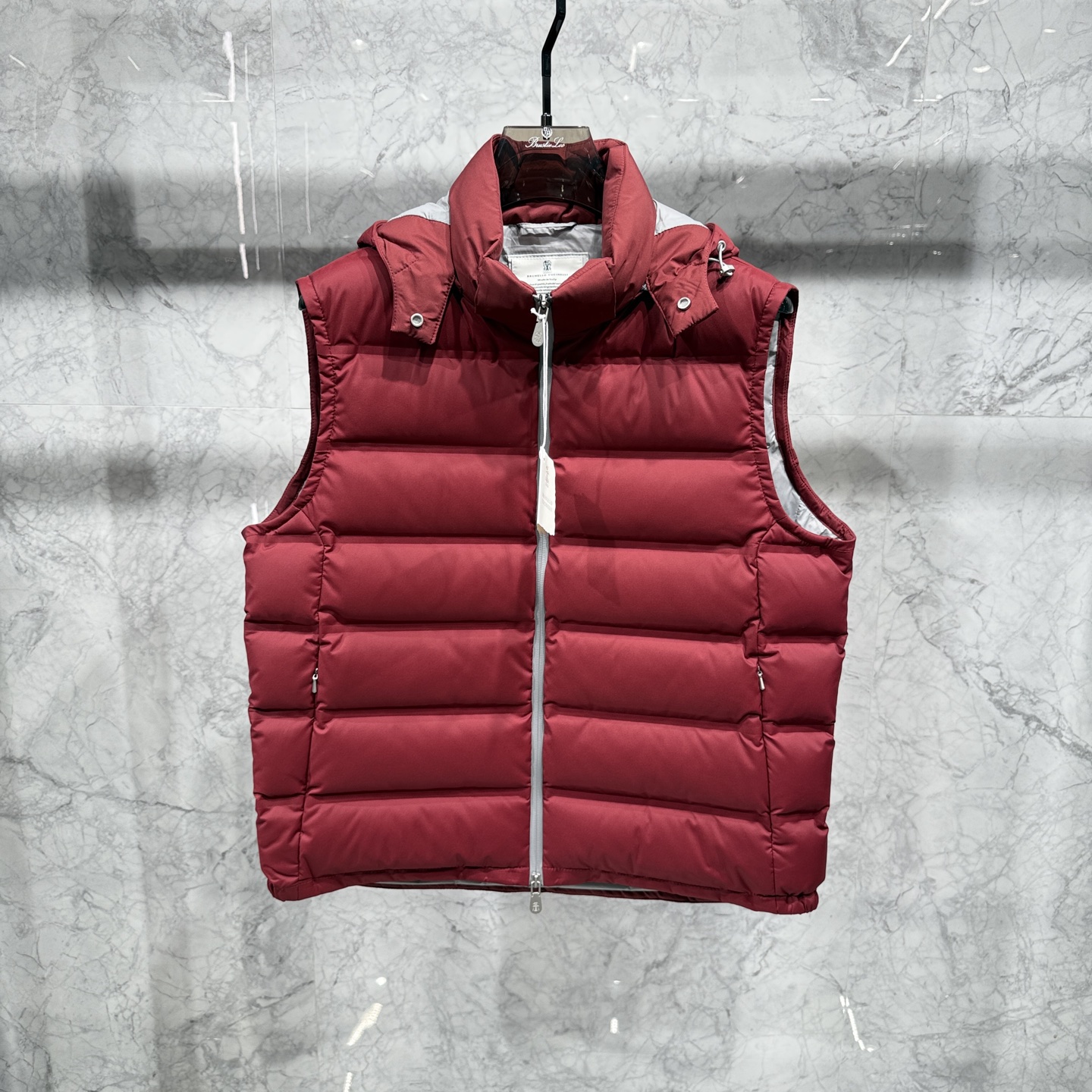 25秋冬新品发布，BC新款羽绒马甲出货，帽子可完全拆卸成立领，所有面料及辅料原版开模订制，质感超强，码数