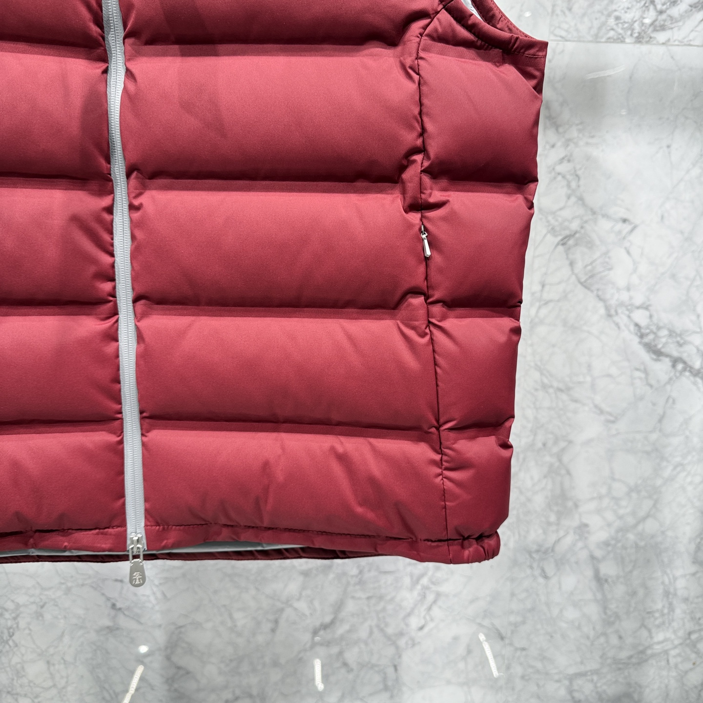 25秋冬新品发布，BC新款羽绒马甲出货，帽子可完全拆卸成立领，所有面料及辅料原版开模订制，质感超强，码数