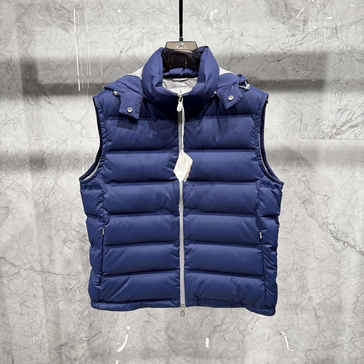 25秋冬新品发布，BC新款羽绒马甲出货，帽子可完全拆卸成立领，所有面料及辅料原版开模订制，质感超强，码数