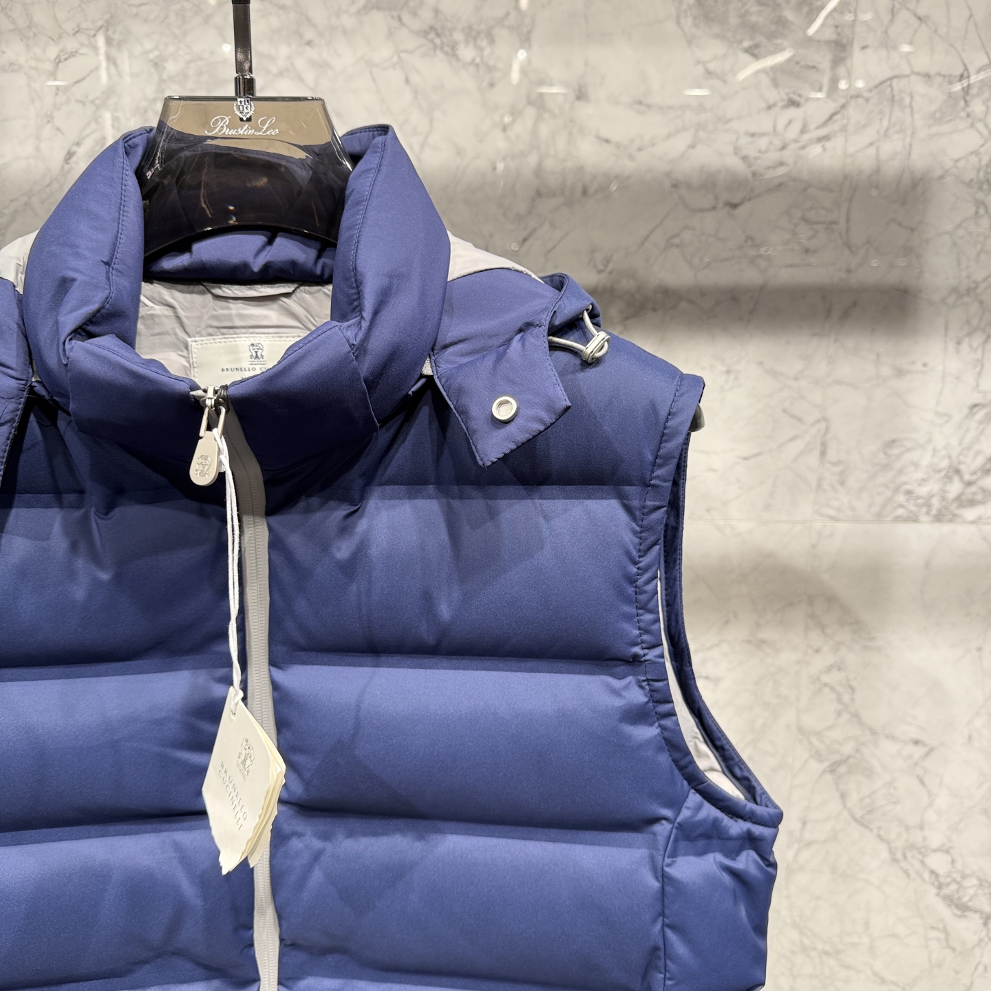 25秋冬新品发布，BC新款羽绒马甲出货，帽子可完全拆卸成立领，所有面料及辅料原版开模订制，质感超强，码数