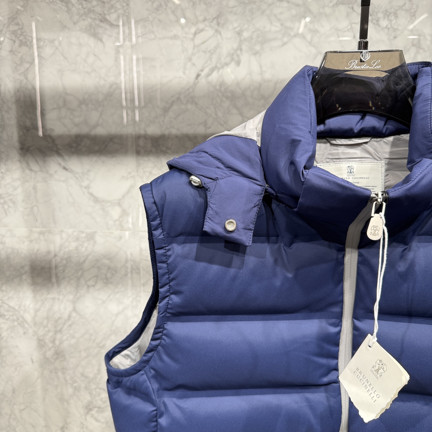 25秋冬新品发布，BC新款羽绒马甲出货，帽子可完全拆卸成立领，所有面料及辅料原版开模订制，质感超强，码数