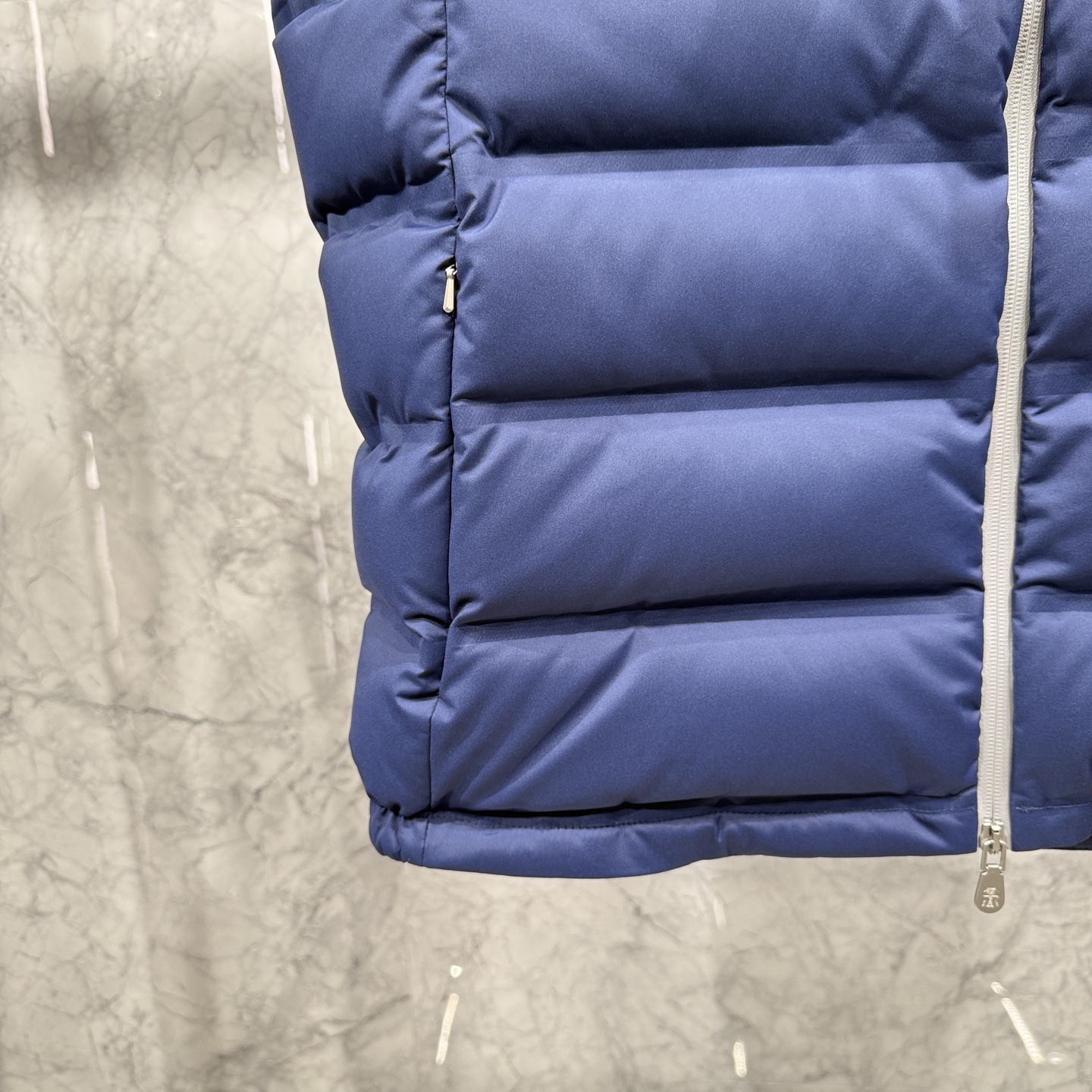 25秋冬新品发布，BC新款羽绒马甲出货，帽子可完全拆卸成立领，所有面料及辅料原版开模订制，质感超强，码数