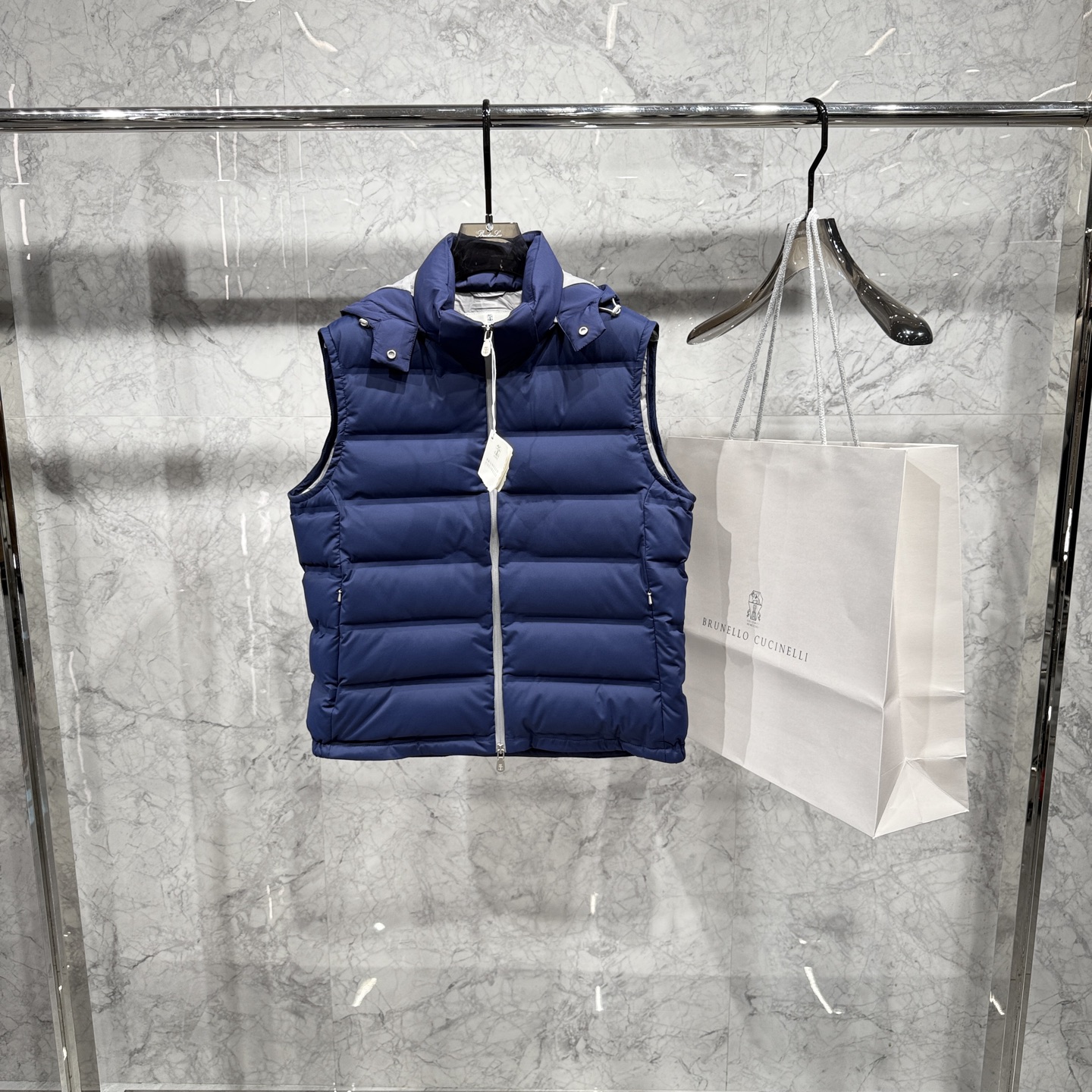 25秋冬新品发布，BC新款羽绒马甲出货，帽子可完全拆卸成立领，所有面料及辅料原版开模订制，质感超强，码数