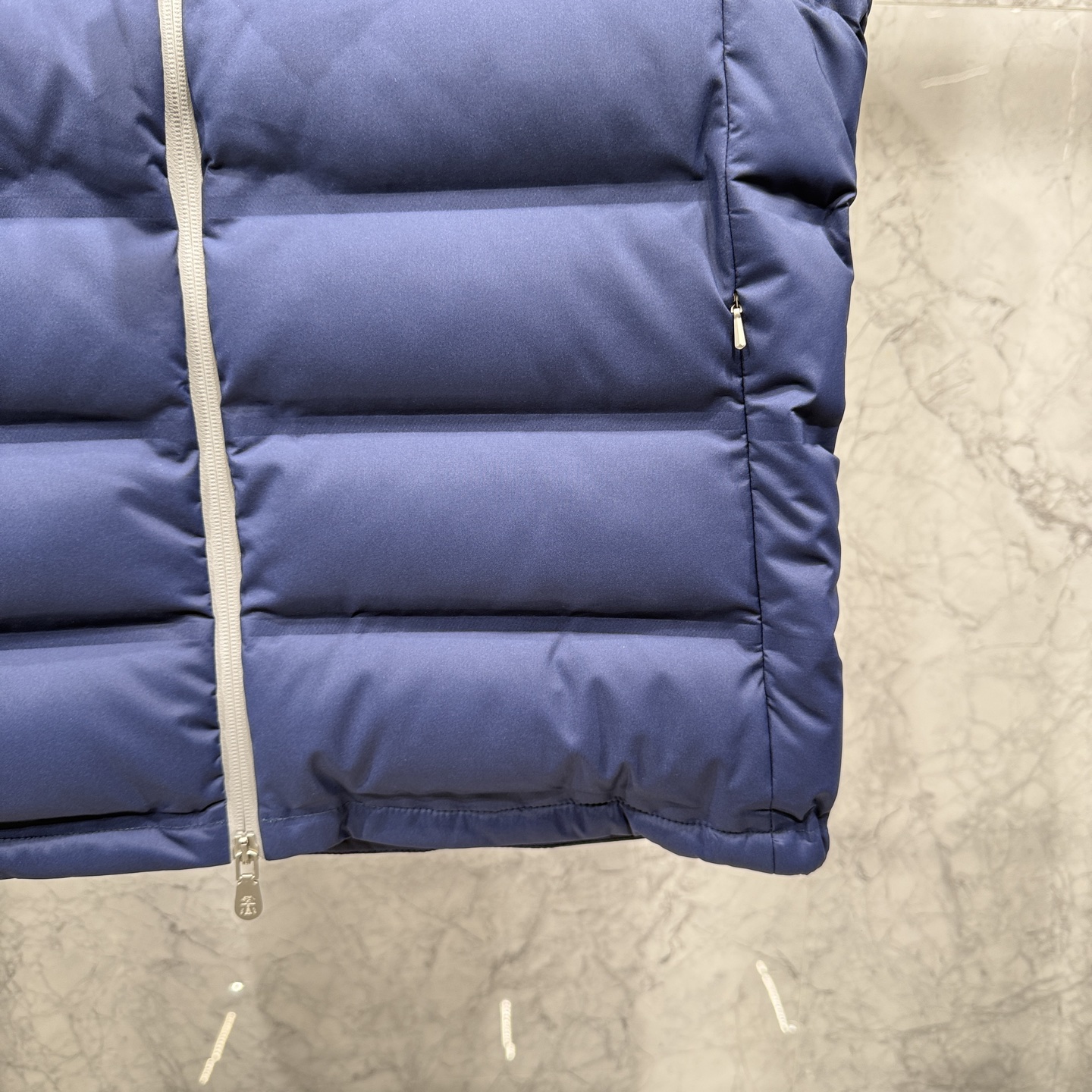 25秋冬新品发布，BC新款羽绒马甲出货，帽子可完全拆卸成立领，所有面料及辅料原版开模订制，质感超强，码数