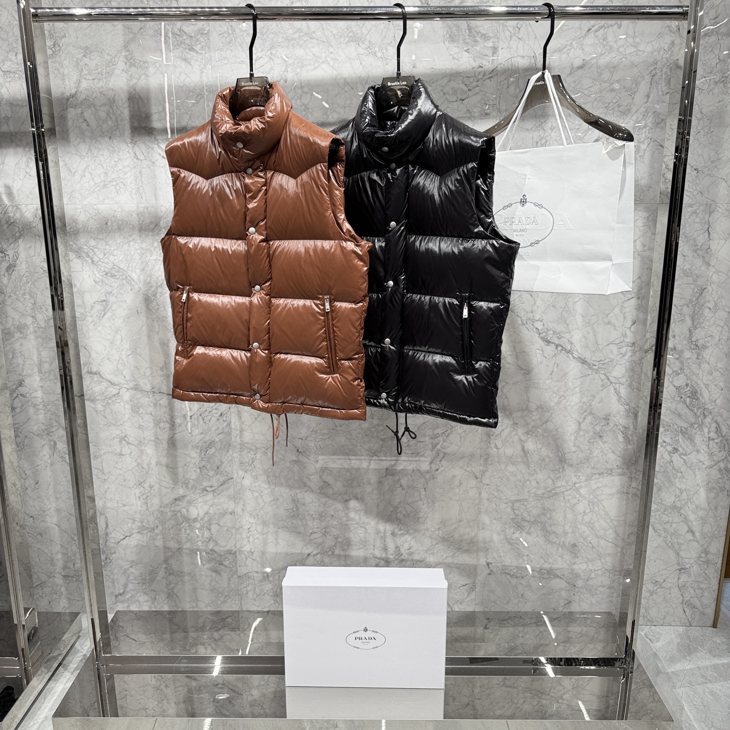 NO:597973,Style number 6922 25 autumn and winter new products released, Pata's new down vest is shipped, the original purchase, all fabrics and accessories are customized, all details are perfectly restored, the inside is filled with the new national standard 95 white duck down, sizes 48-56 are available on the counter at the same time,, down jacket, alexander wang19860909款号6922 25秋冬新品发布,啪嗒新款羽绒马甲出货,原版购入,全部面料及辅料原版订制,所有细节完美还原,内里填充新国标95白鸭绒,柜上同步发售48-56码,,down jacket,alexander wang,Men's clothing