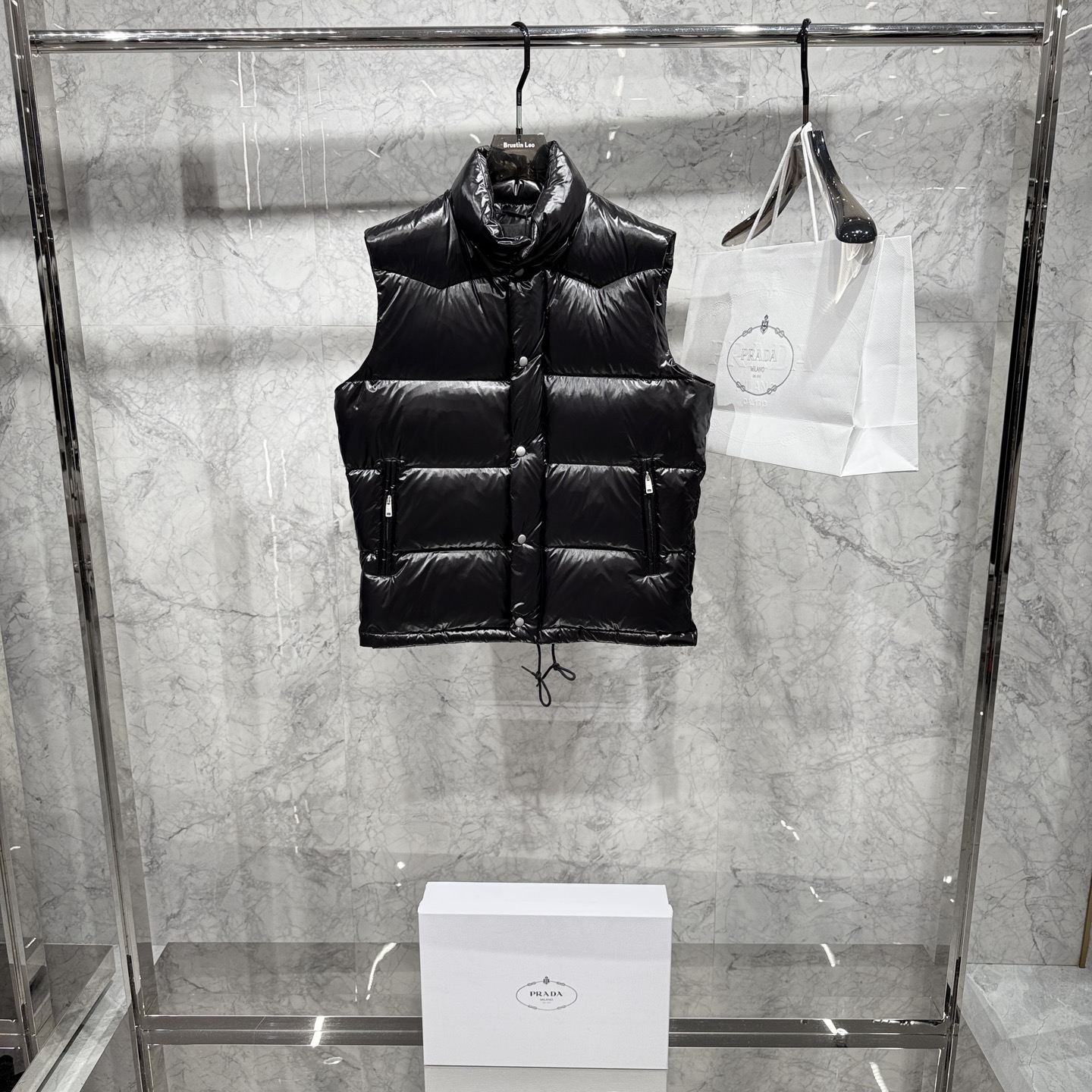 款号692225秋冬新品发布，啪嗒新款羽绒马甲出货，原版购入，全部面料及辅料原版订制，所有细节完美还原，