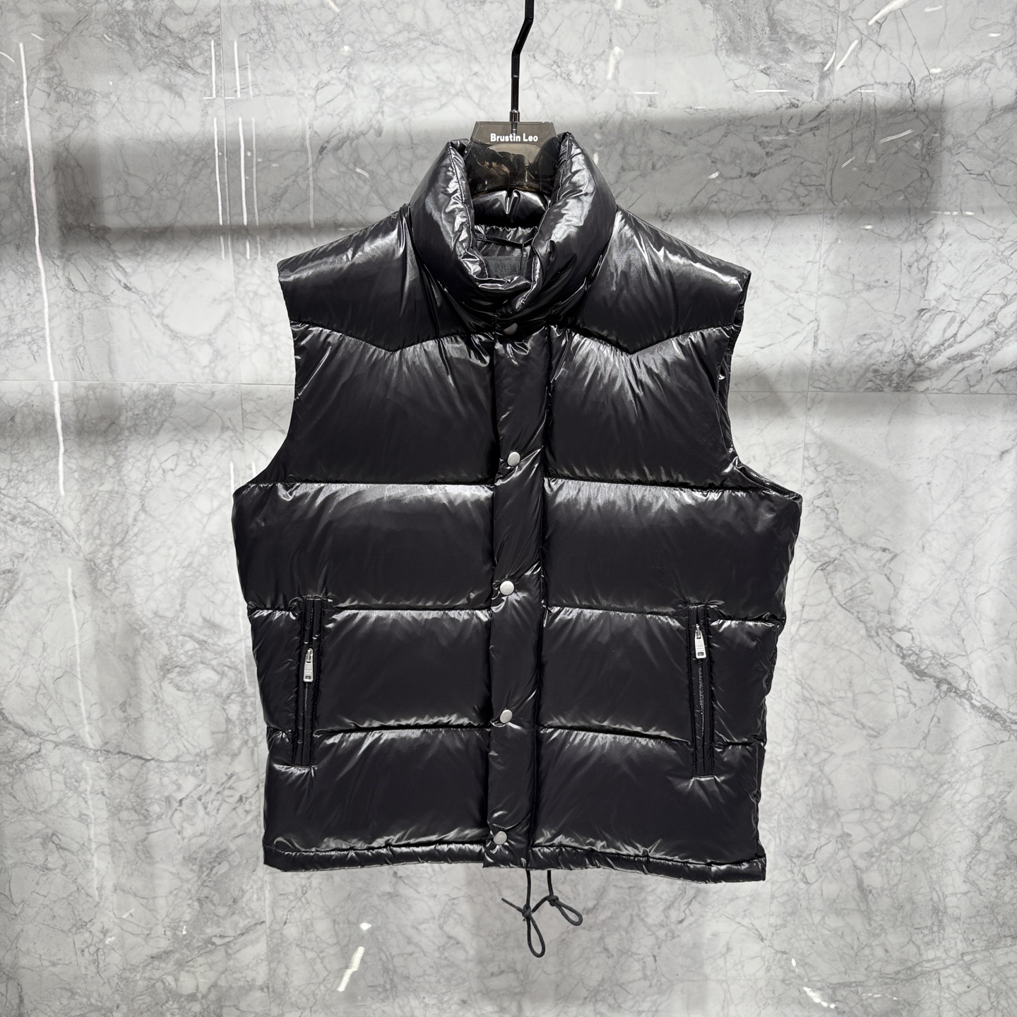 款号692225秋冬新品发布，啪嗒新款羽绒马甲出货，原版购入，全部面料及辅料原版订制，所有细节完美还原，