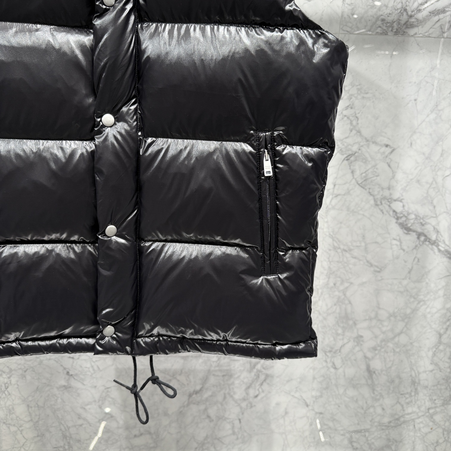 款号692225秋冬新品发布，啪嗒新款羽绒马甲出货，原版购入，全部面料及辅料原版订制，所有细节完美还原，