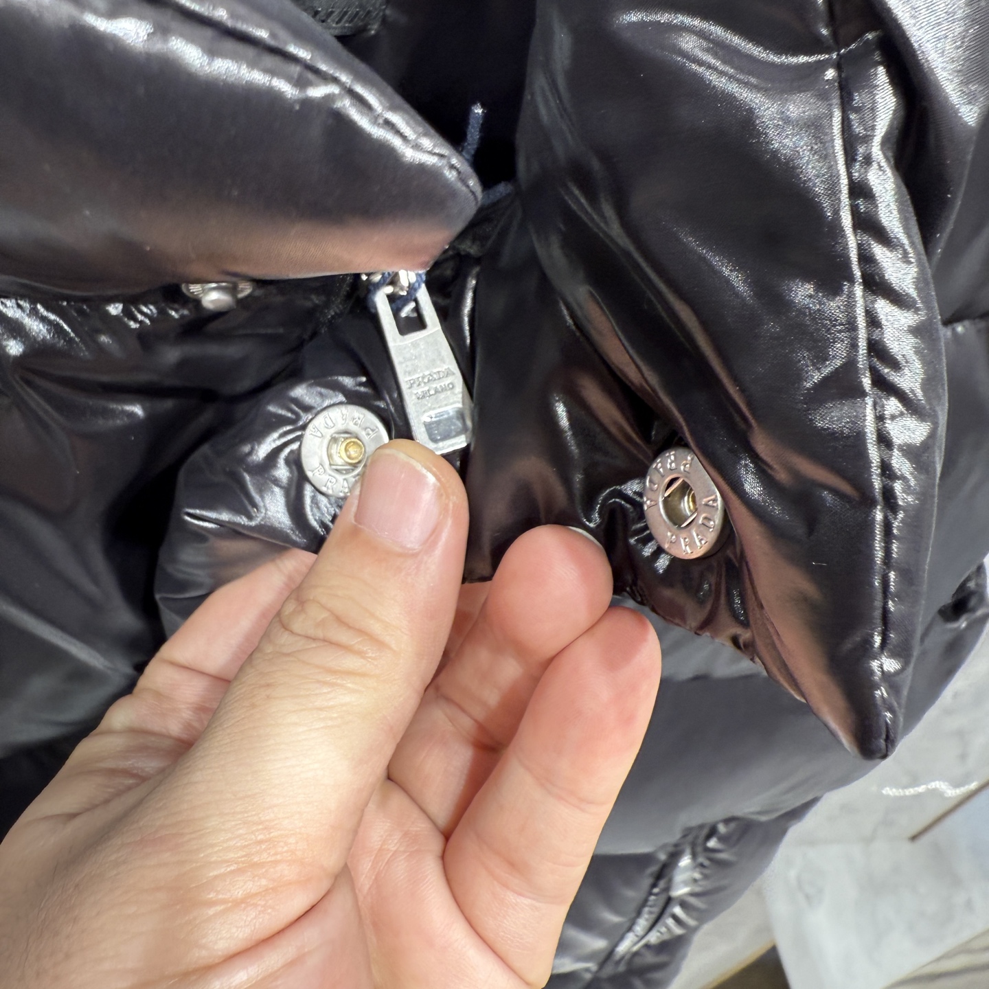 款号692225秋冬新品发布，啪嗒新款羽绒马甲出货，原版购入，全部面料及辅料原版订制，所有细节完美还原，