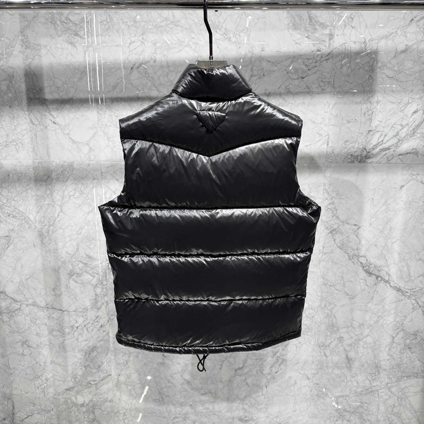 款号692225秋冬新品发布，啪嗒新款羽绒马甲出货，原版购入，全部面料及辅料原版订制，所有细节完美还原，