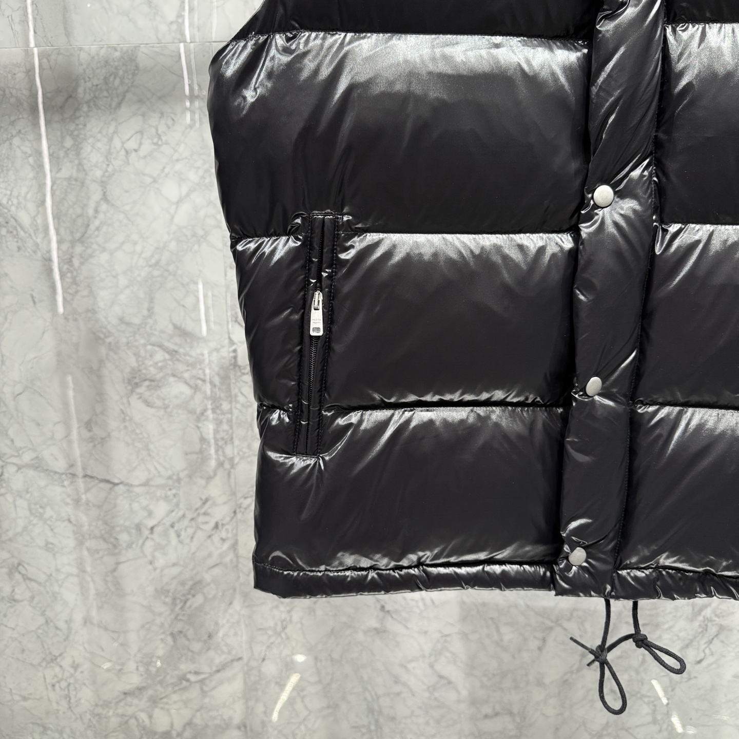 款号692225秋冬新品发布，啪嗒新款羽绒马甲出货，原版购入，全部面料及辅料原版订制，所有细节完美还原，