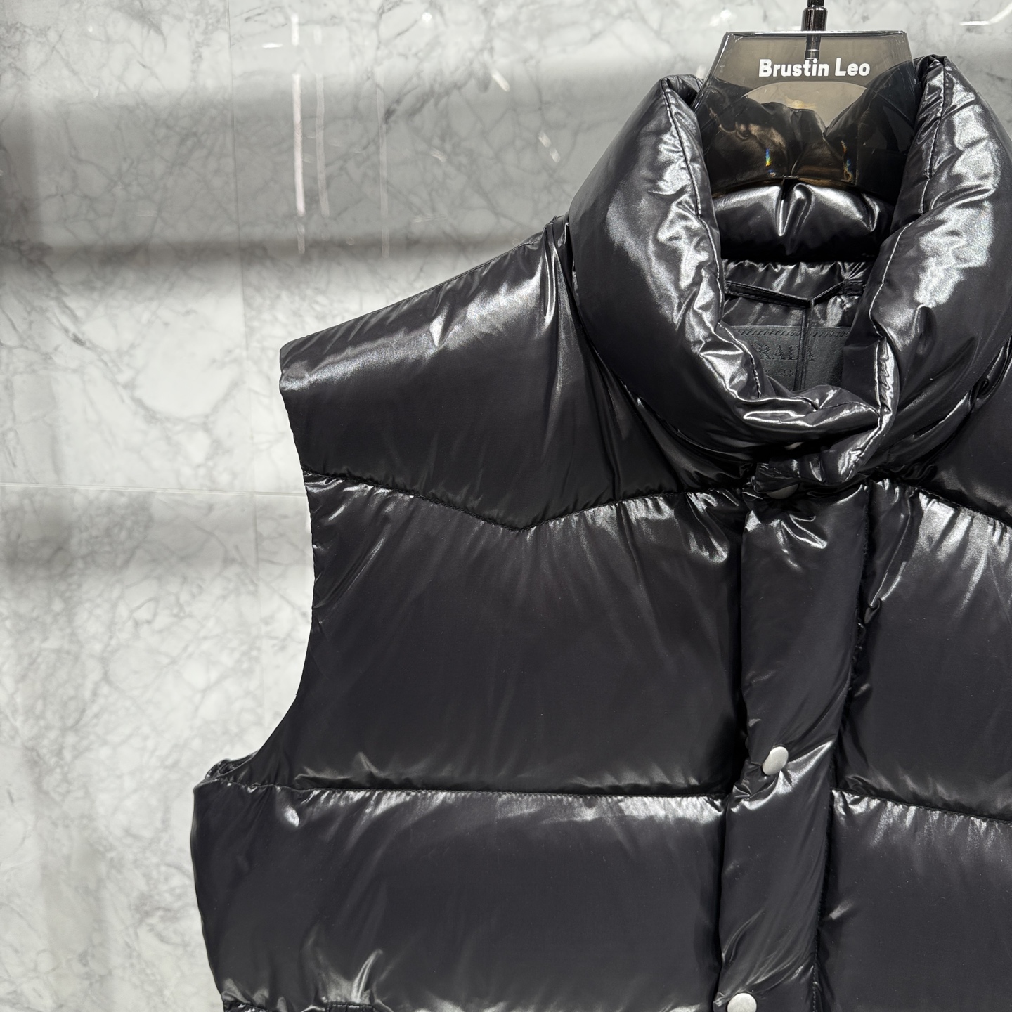 款号692225秋冬新品发布，啪嗒新款羽绒马甲出货，原版购入，全部面料及辅料原版订制，所有细节完美还原，