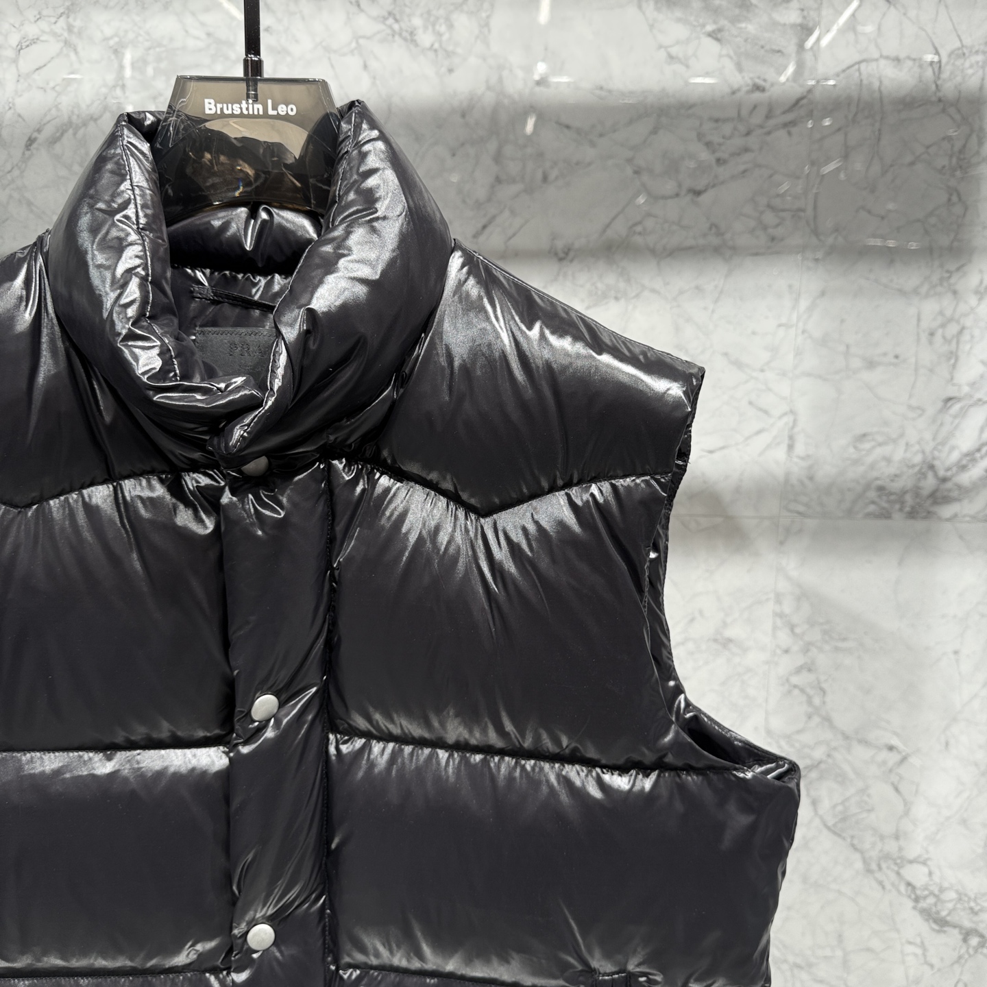 款号692225秋冬新品发布，啪嗒新款羽绒马甲出货，原版购入，全部面料及辅料原版订制，所有细节完美还原，