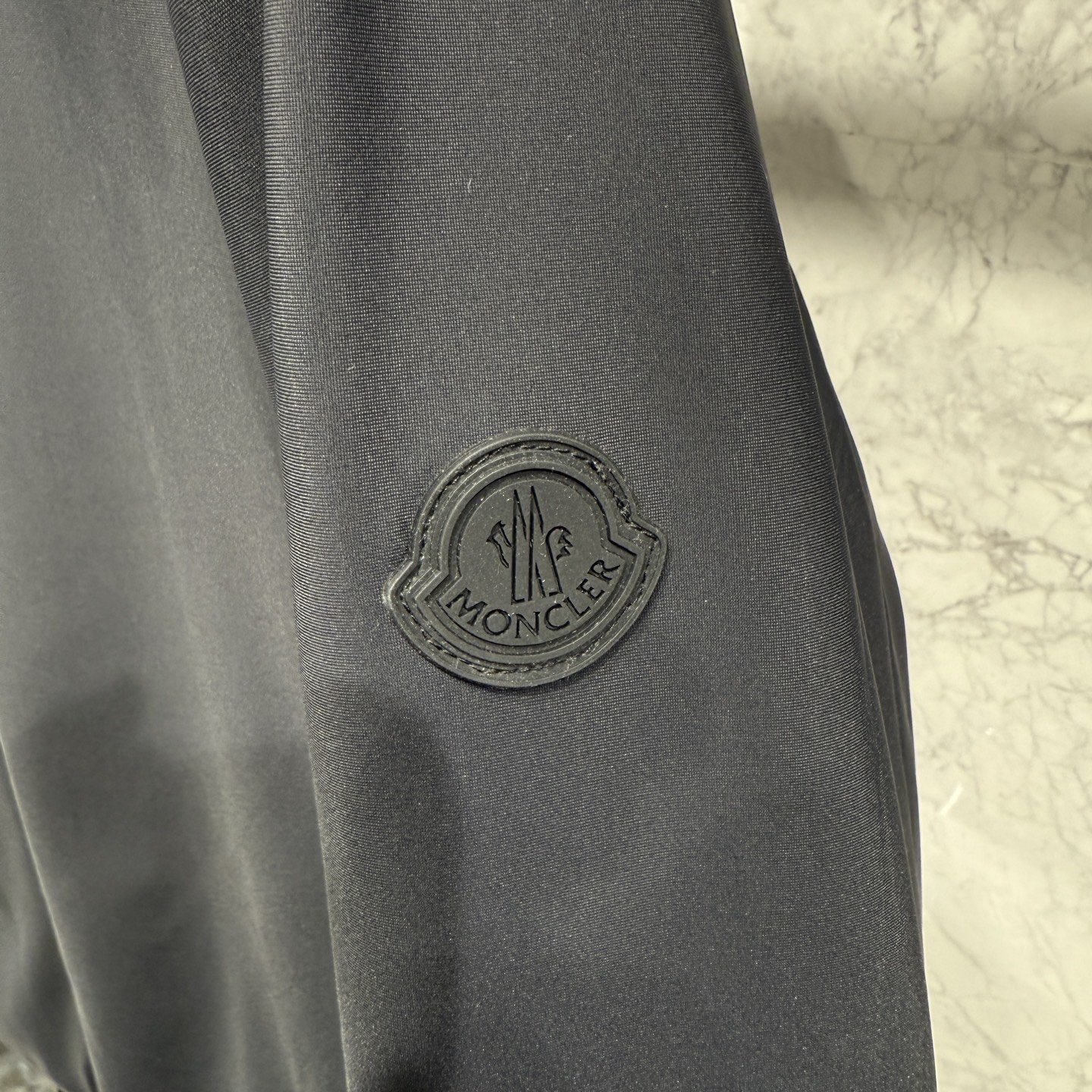 款号691325秋冬新品发布，蒙口连帽款羽绒出货，原版购入，全部面料及辅料原版开模订制，内里填充新国标9