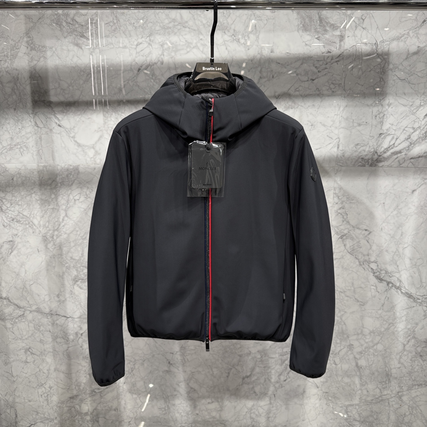 款号691325秋冬新品发布，蒙口连帽款羽绒出货，原版购入，全部面料及辅料原版开模订制，内里填充新国标9