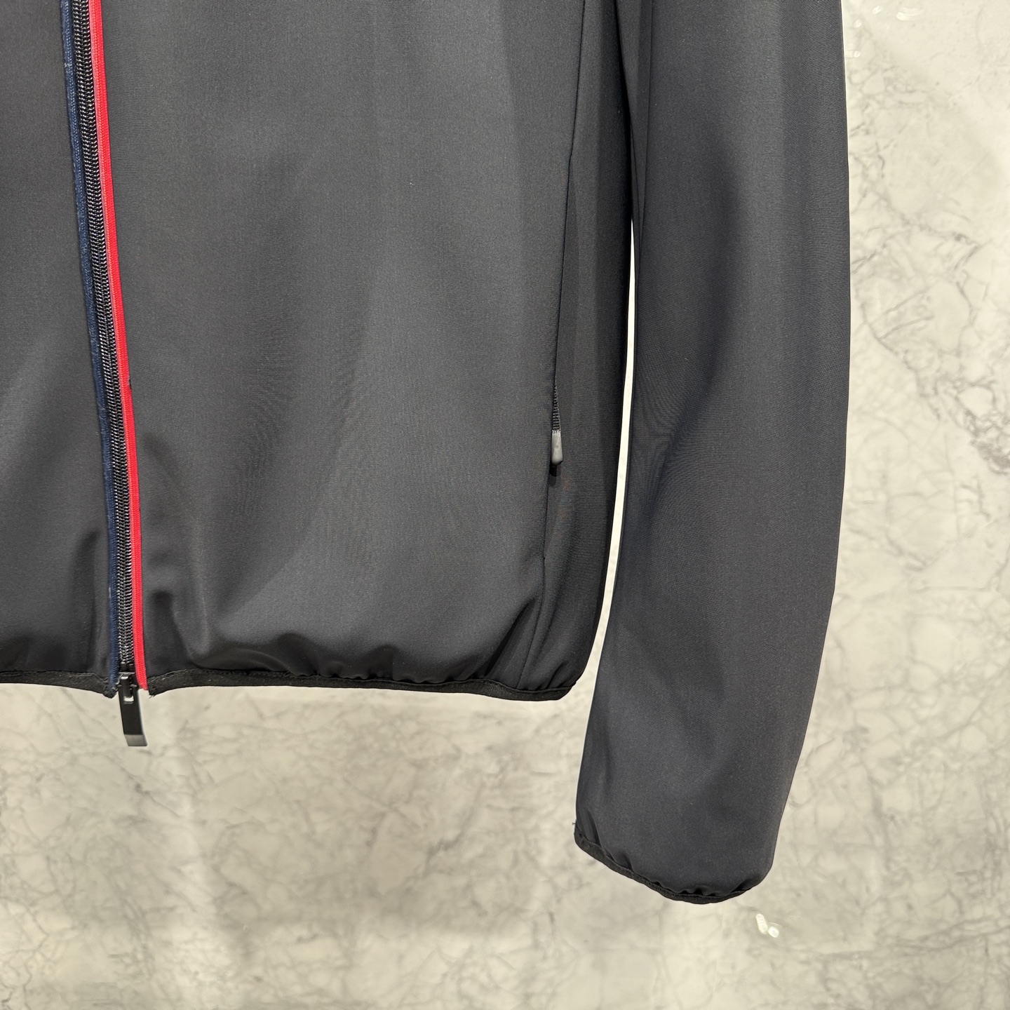 款号691325秋冬新品发布，蒙口连帽款羽绒出货，原版购入，全部面料及辅料原版开模订制，内里填充新国标9