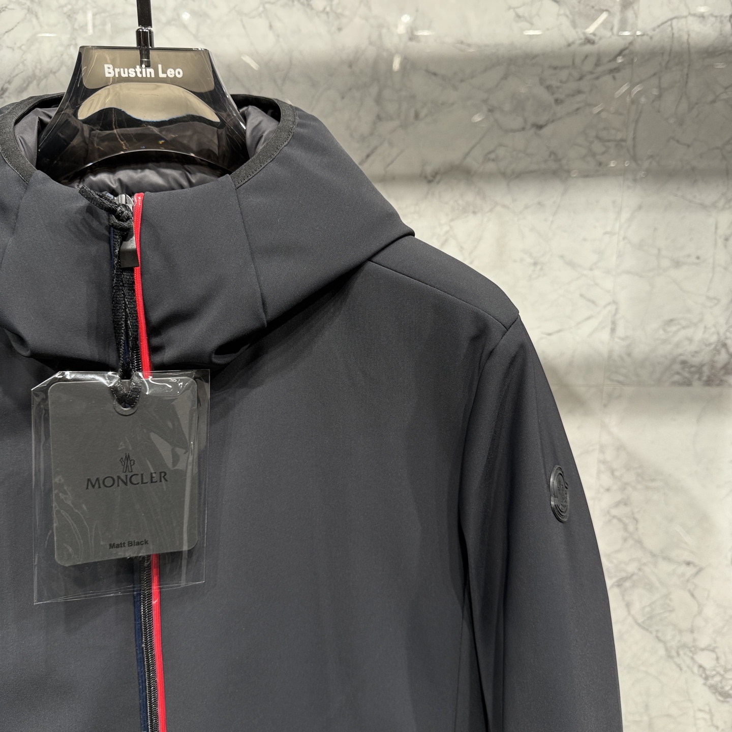 款号691325秋冬新品发布，蒙口连帽款羽绒出货，原版购入，全部面料及辅料原版开模订制，内里填充新国标9