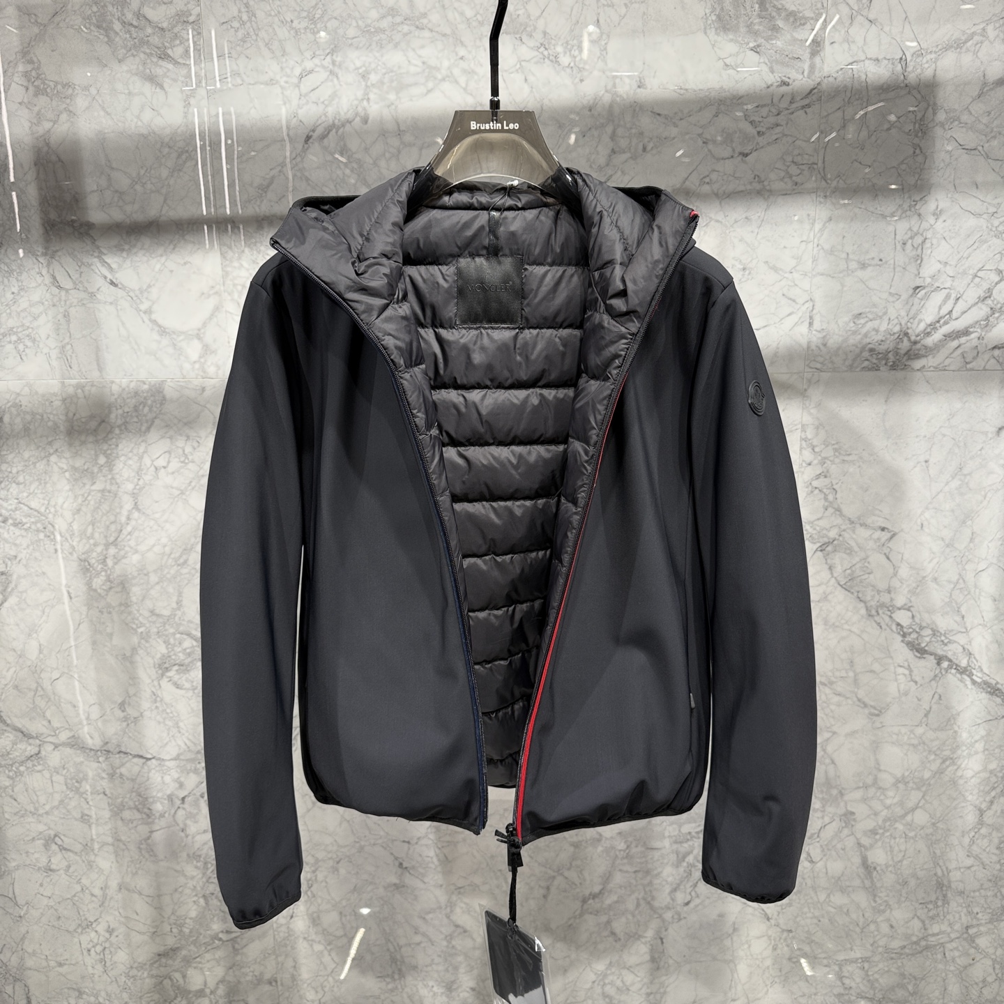 款号691325秋冬新品发布，蒙口连帽款羽绒出货，原版购入，全部面料及辅料原版开模订制，内里填充新国标9