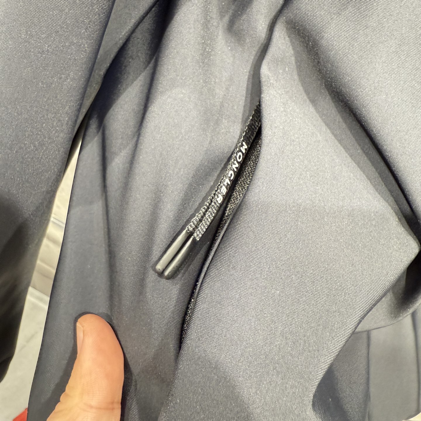 款号691325秋冬新品发布，蒙口连帽款羽绒出货，原版购入，全部面料及辅料原版开模订制，内里填充新国标9