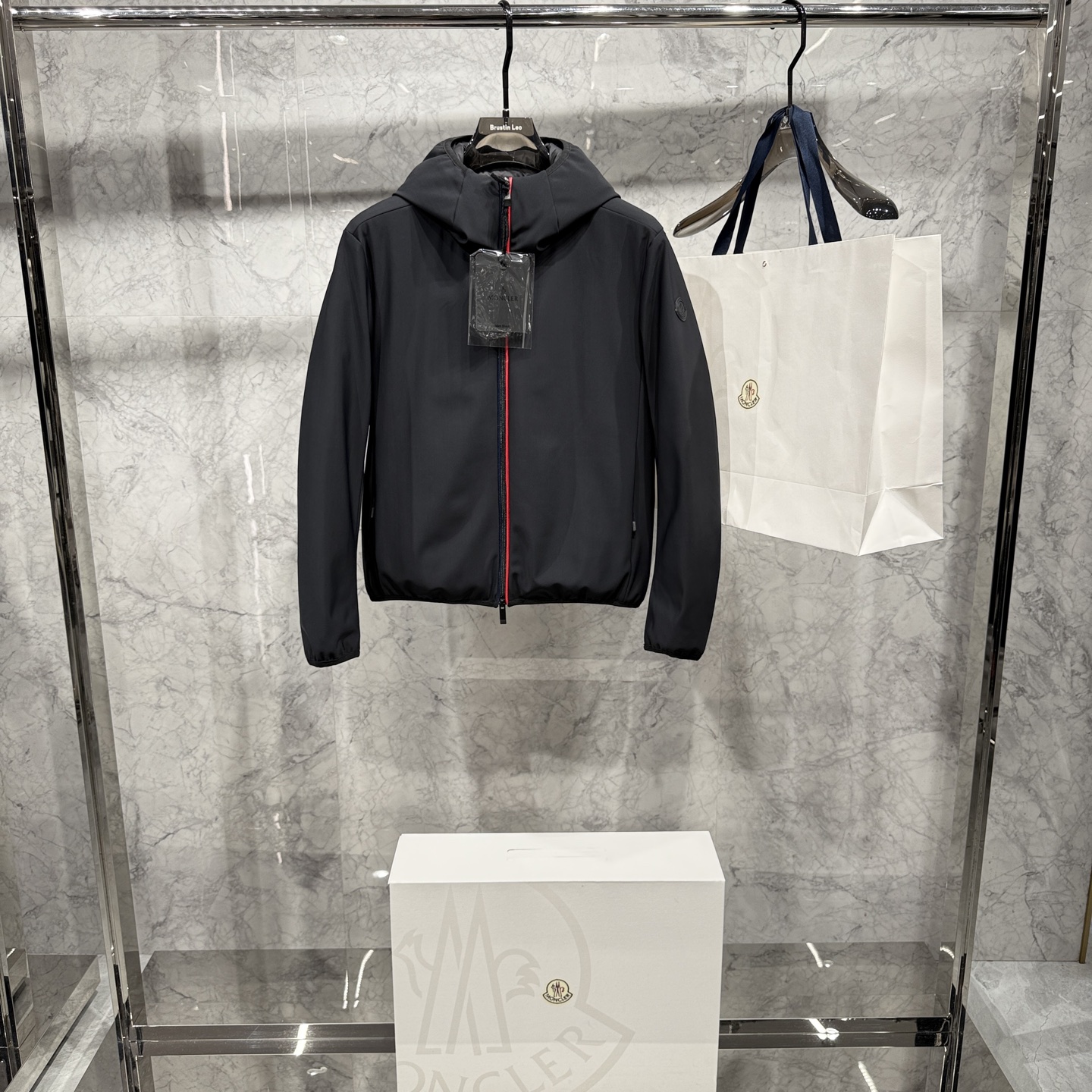 款号691325秋冬新品发布，蒙口连帽款羽绒出货，原版购入，全部面料及辅料原版开模订制，内里填充新国标9