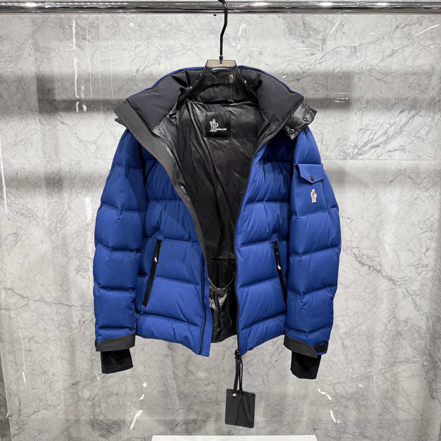 款号900225秋冬新品发布，蒙口滑雪🏂系列羽绒出货，原版购入，全部面料及辅料原版开模，内里填充新国标9